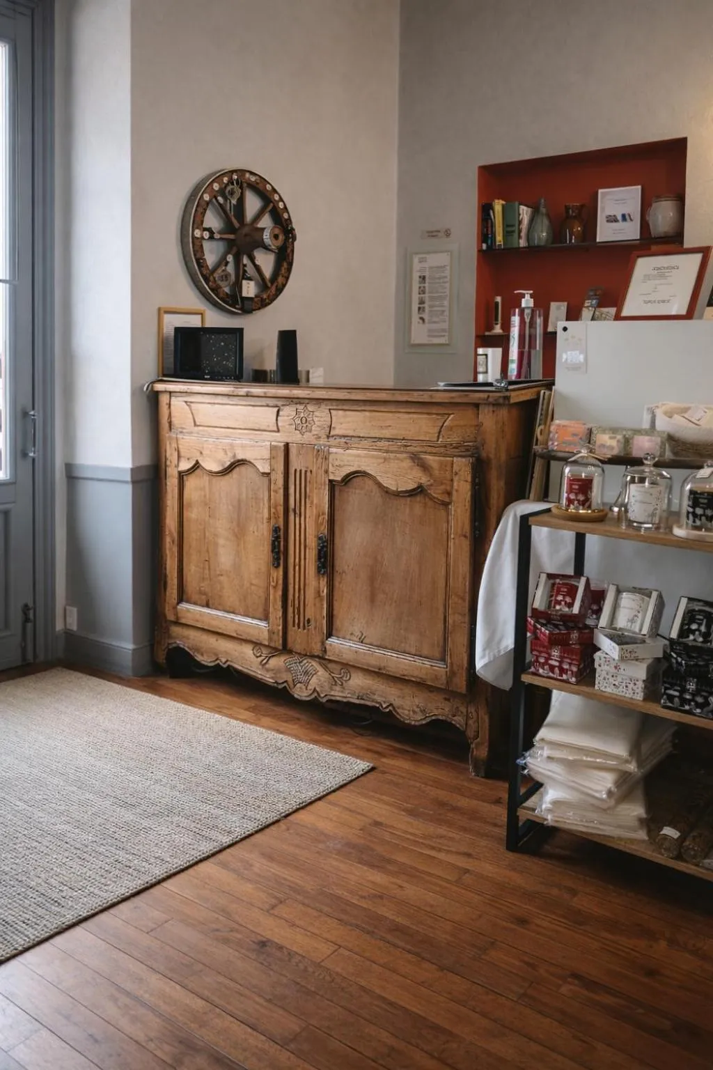 Lobby or reception in Logis Hôtels Restaurant Les 3 Rois