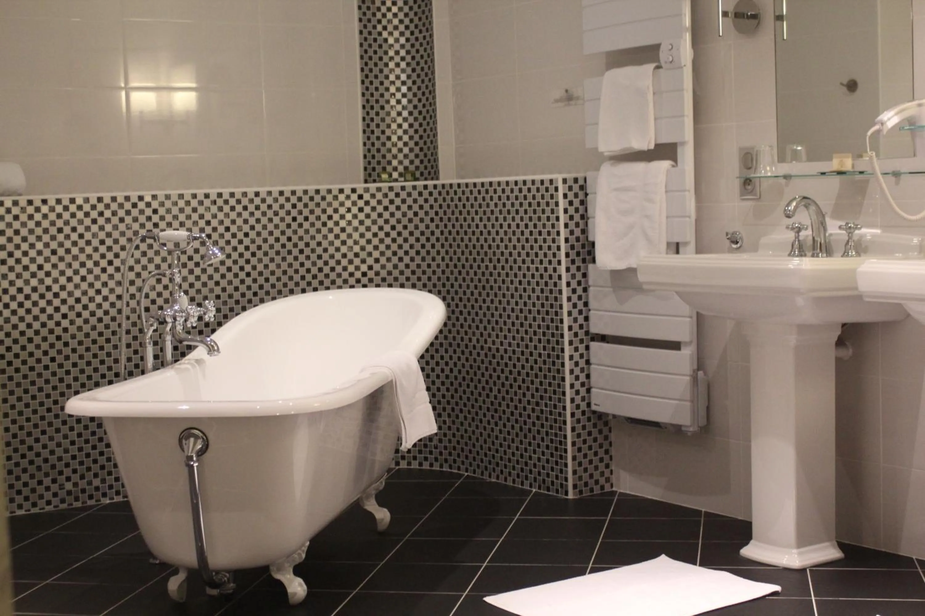 Bathroom in Logis Hôtels Restaurant Les 3 Rois