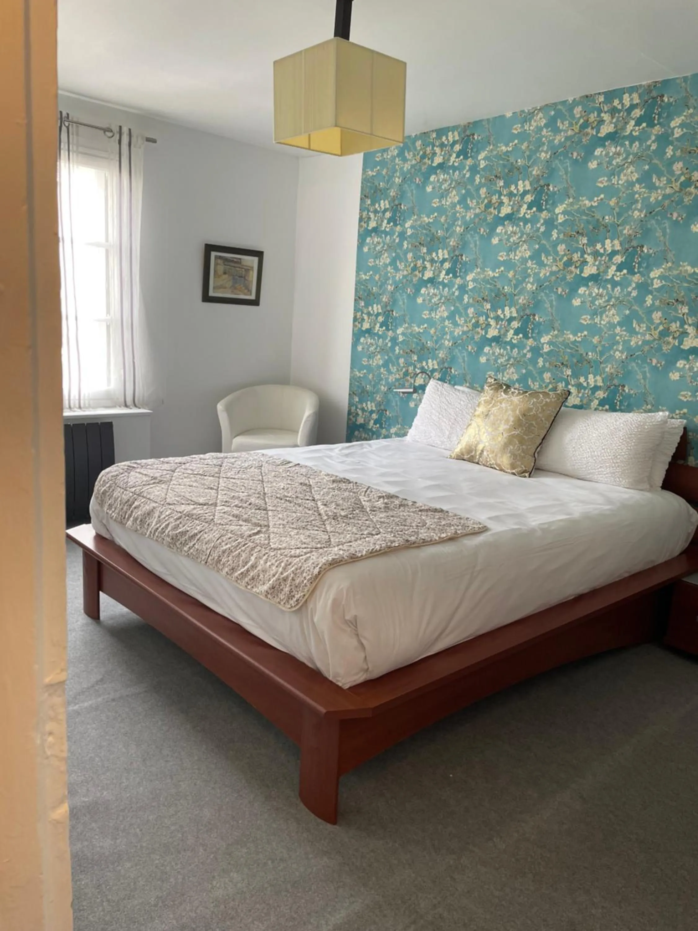 Bed in Logis Hôtels Restaurant Les 3 Rois