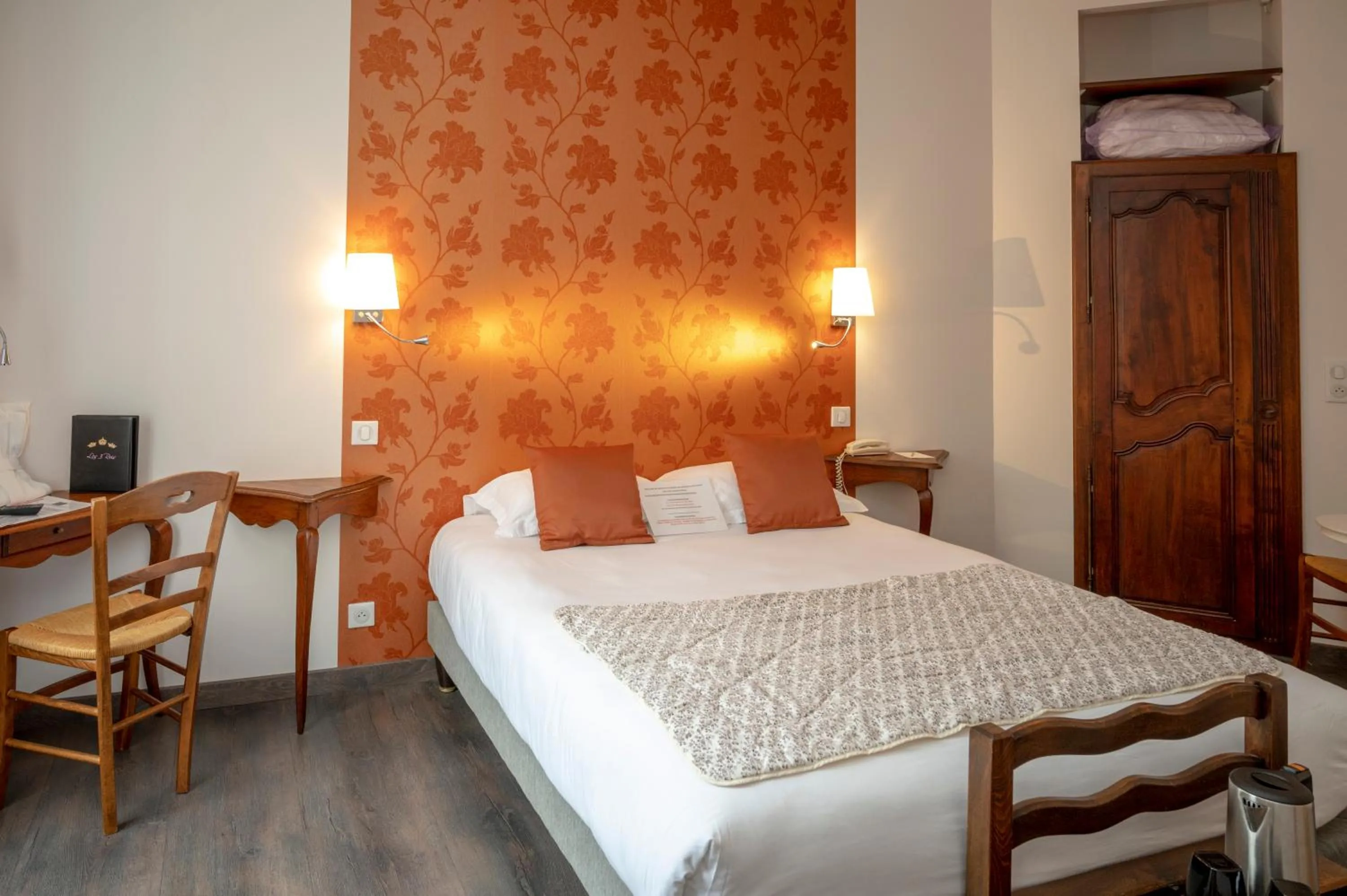 Bed in Logis Hôtels Restaurant Les 3 Rois