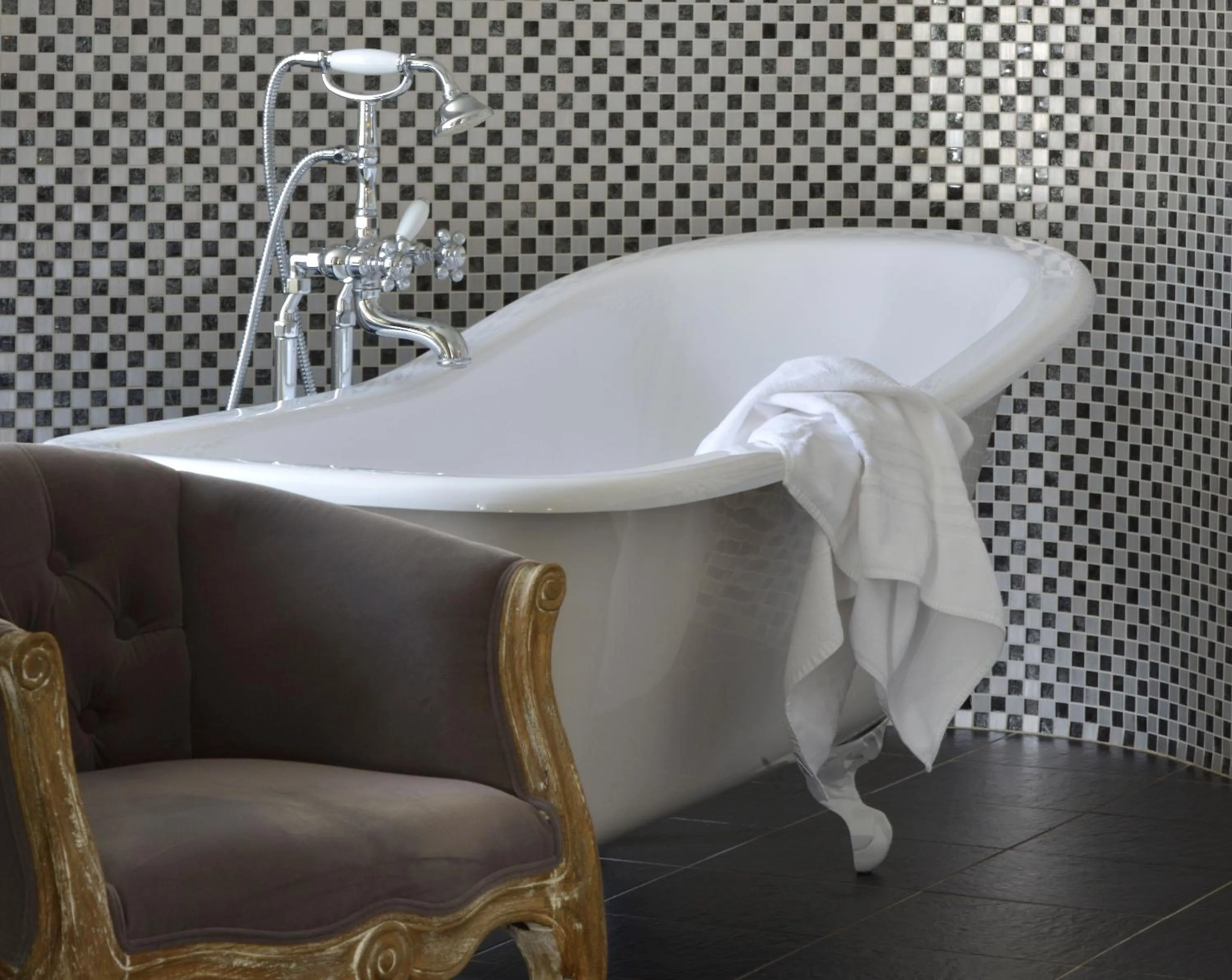 Bath in Logis Hôtels Restaurant Les 3 Rois