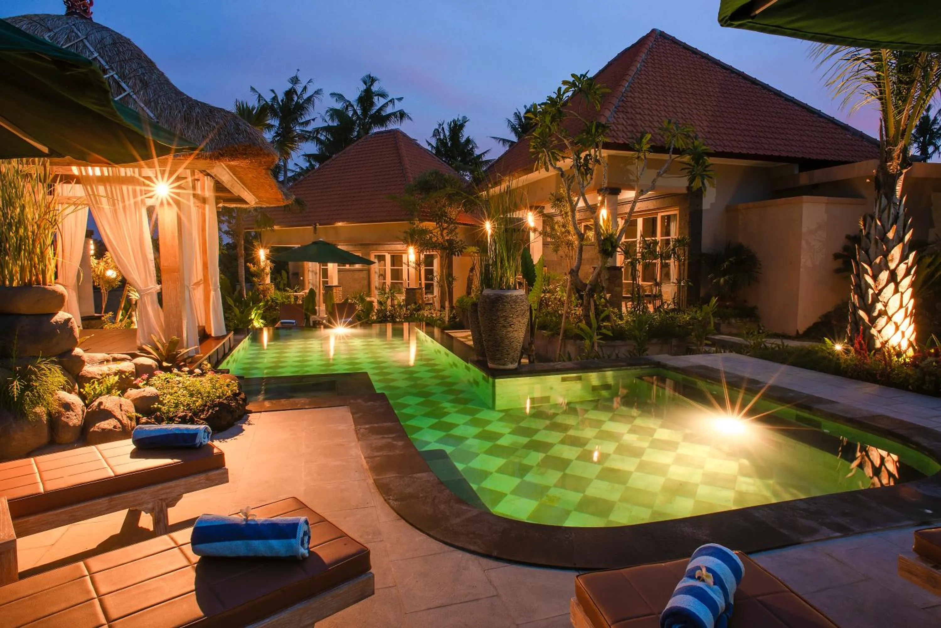 Swimming pool in Auma Villa by Prasi