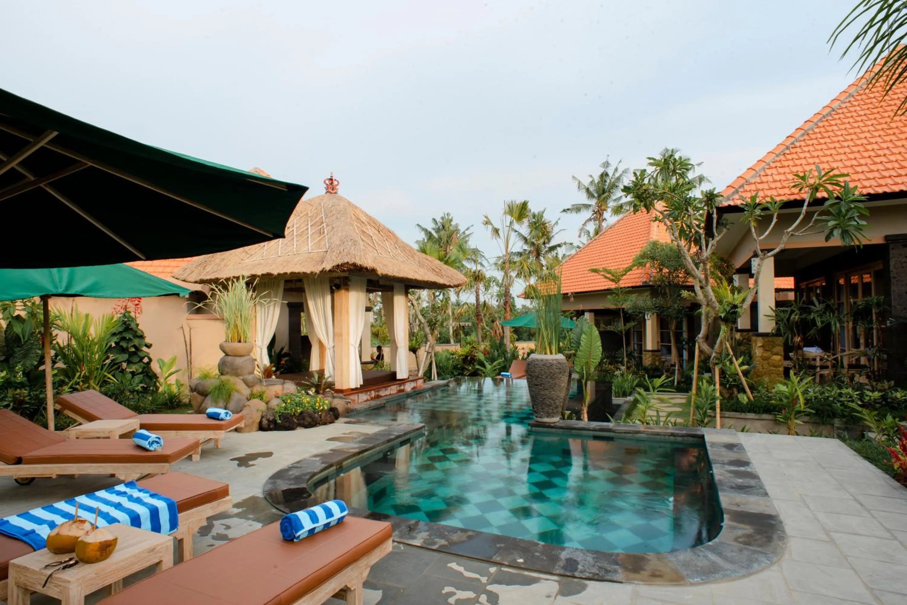 Swimming pool in Auma Villa by Prasi