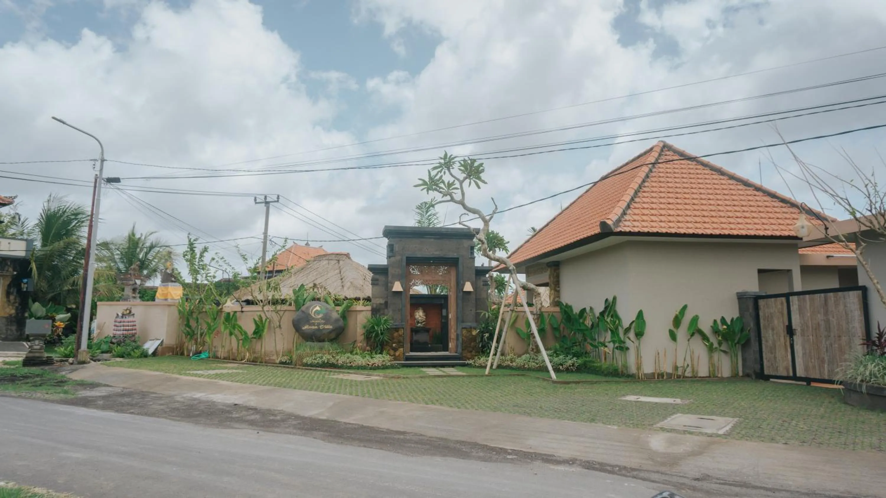 Facade/entrance in Auma Villa by Prasi