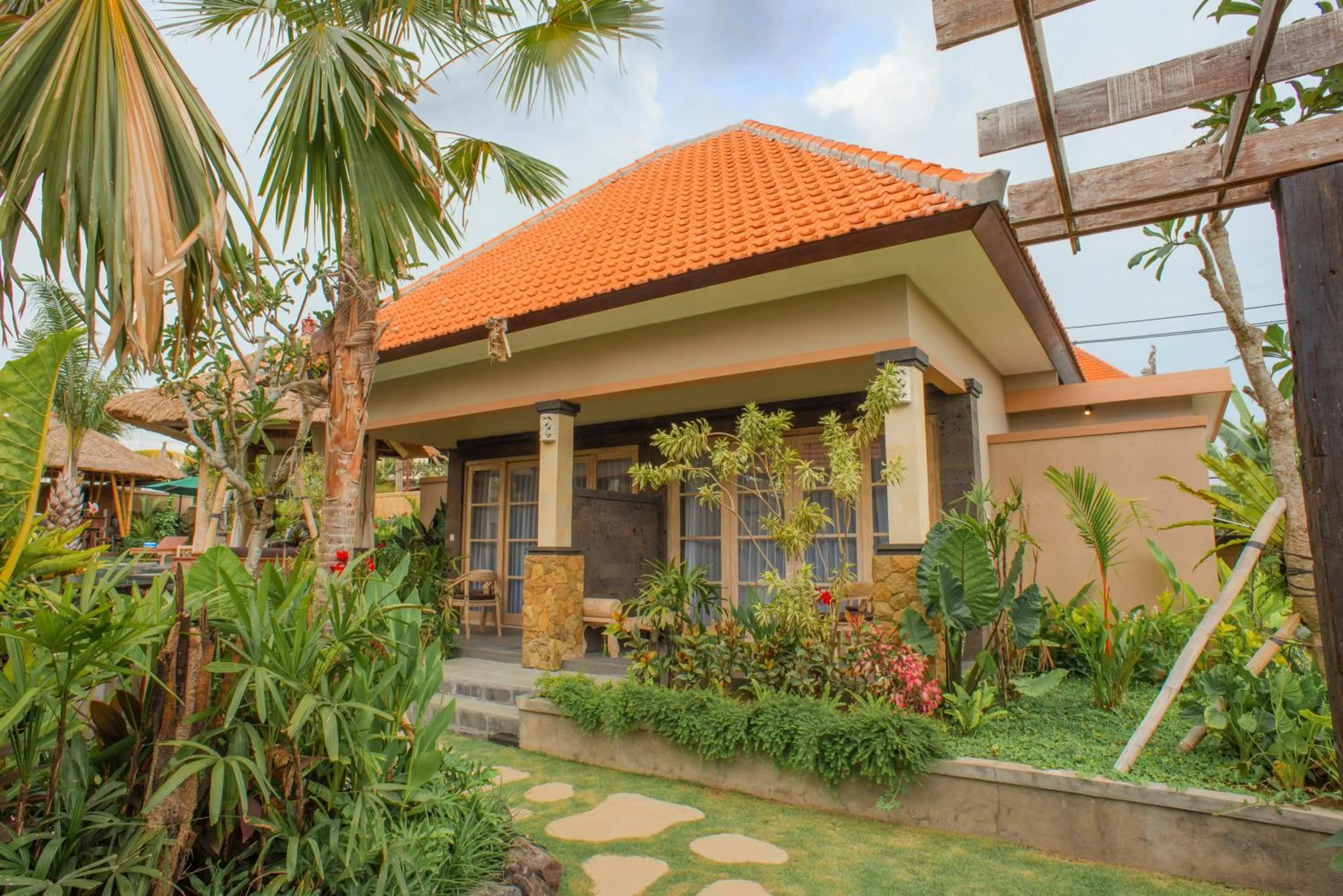 Facade/entrance in Auma Villa by Prasi