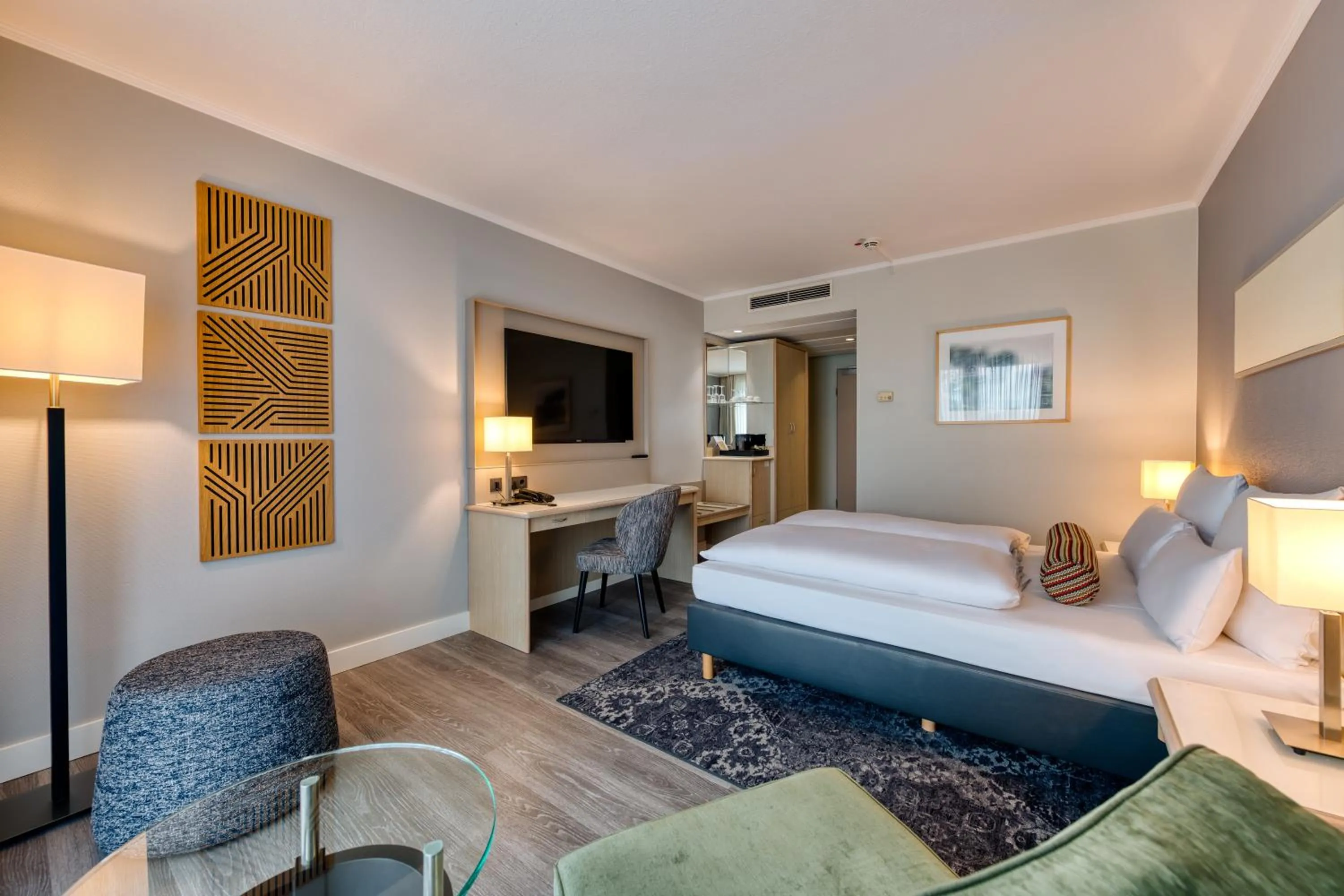 Photo of the whole room, Bed in Mercure Düsseldorf Kaarst