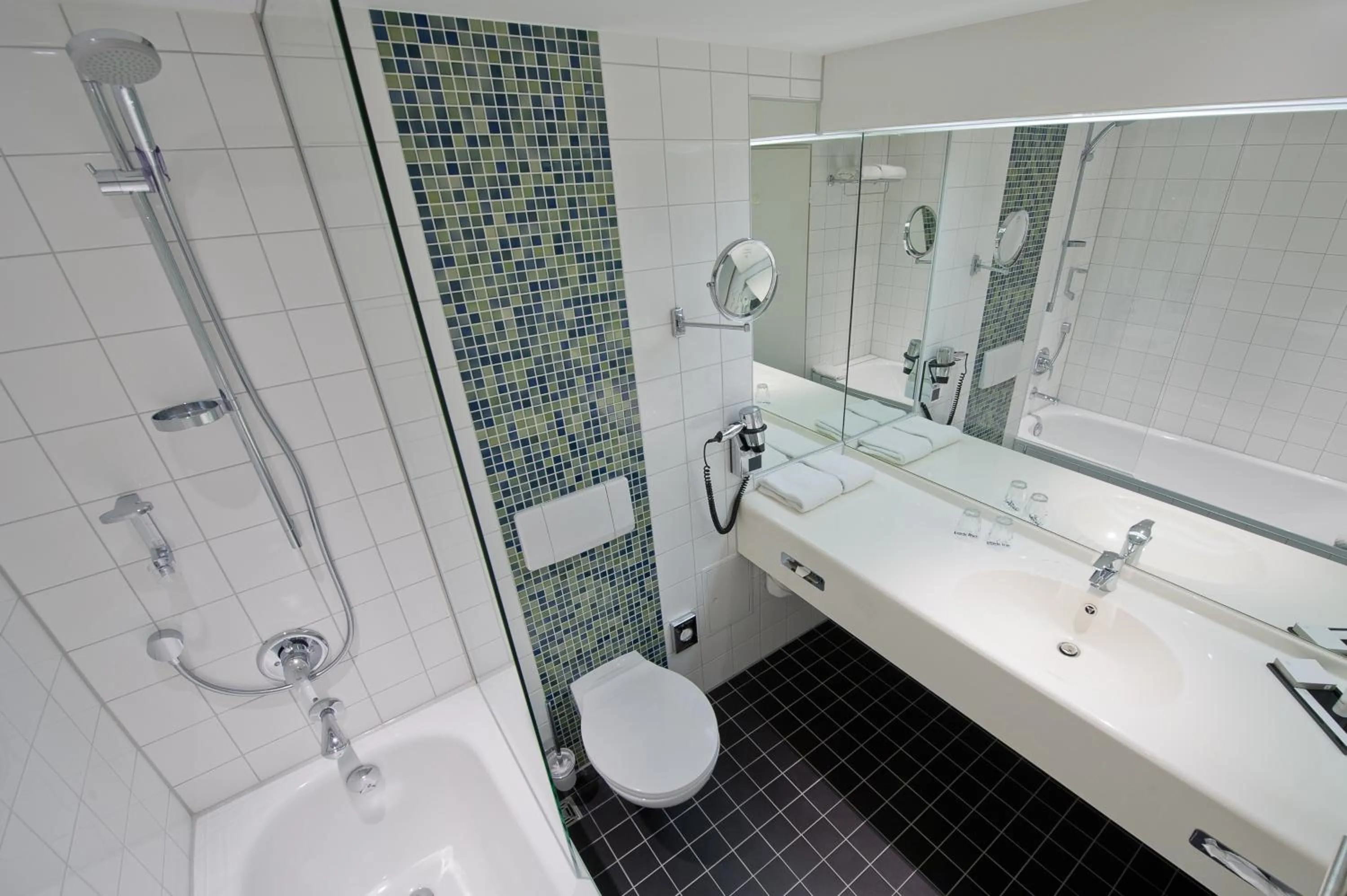 Bathroom in Mercure Düsseldorf Kaarst