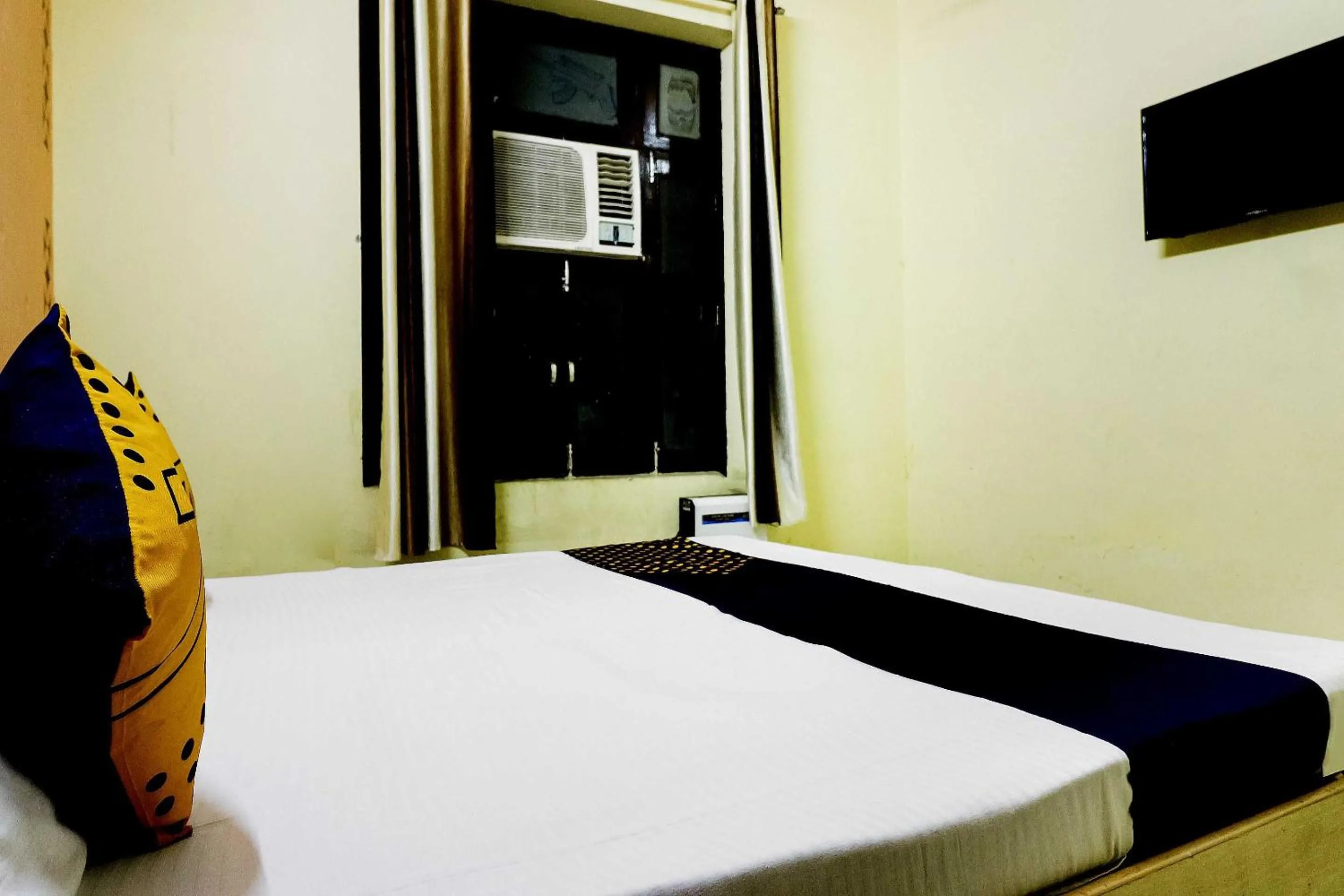 Bedroom in SPOT ON 67868 Hotel Gourav Regency
