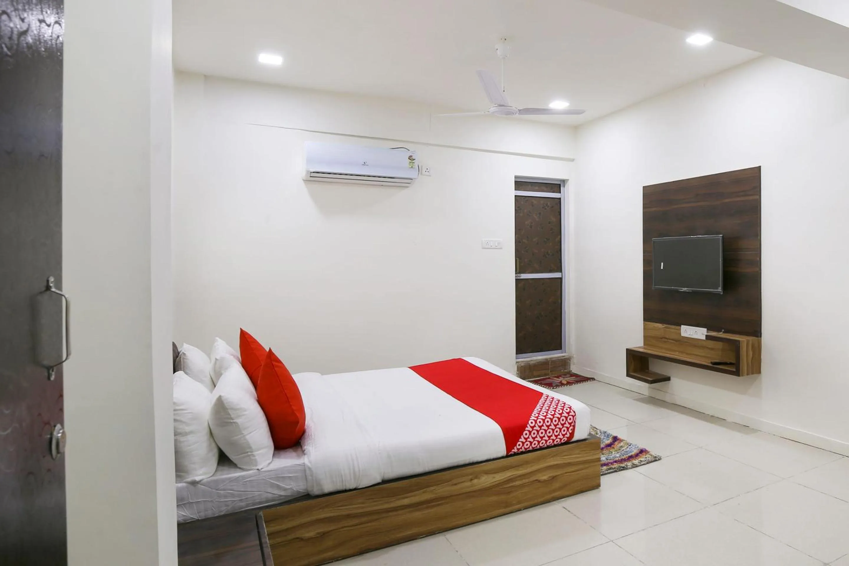 Bedroom, Bed in Hotel O Shiv Kunj