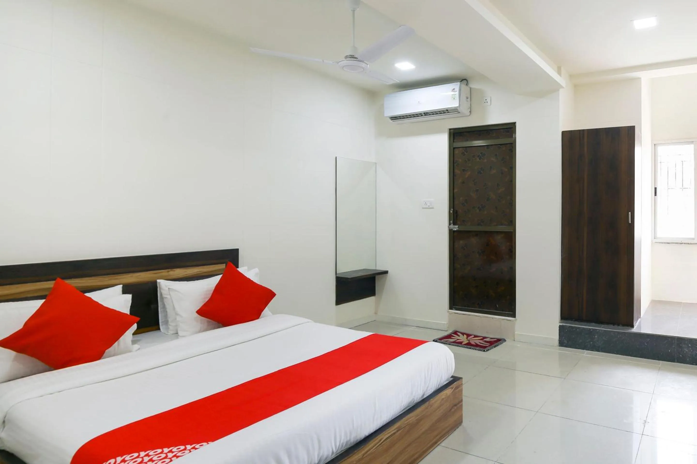 Bedroom, Bed in Hotel O Shiv Kunj