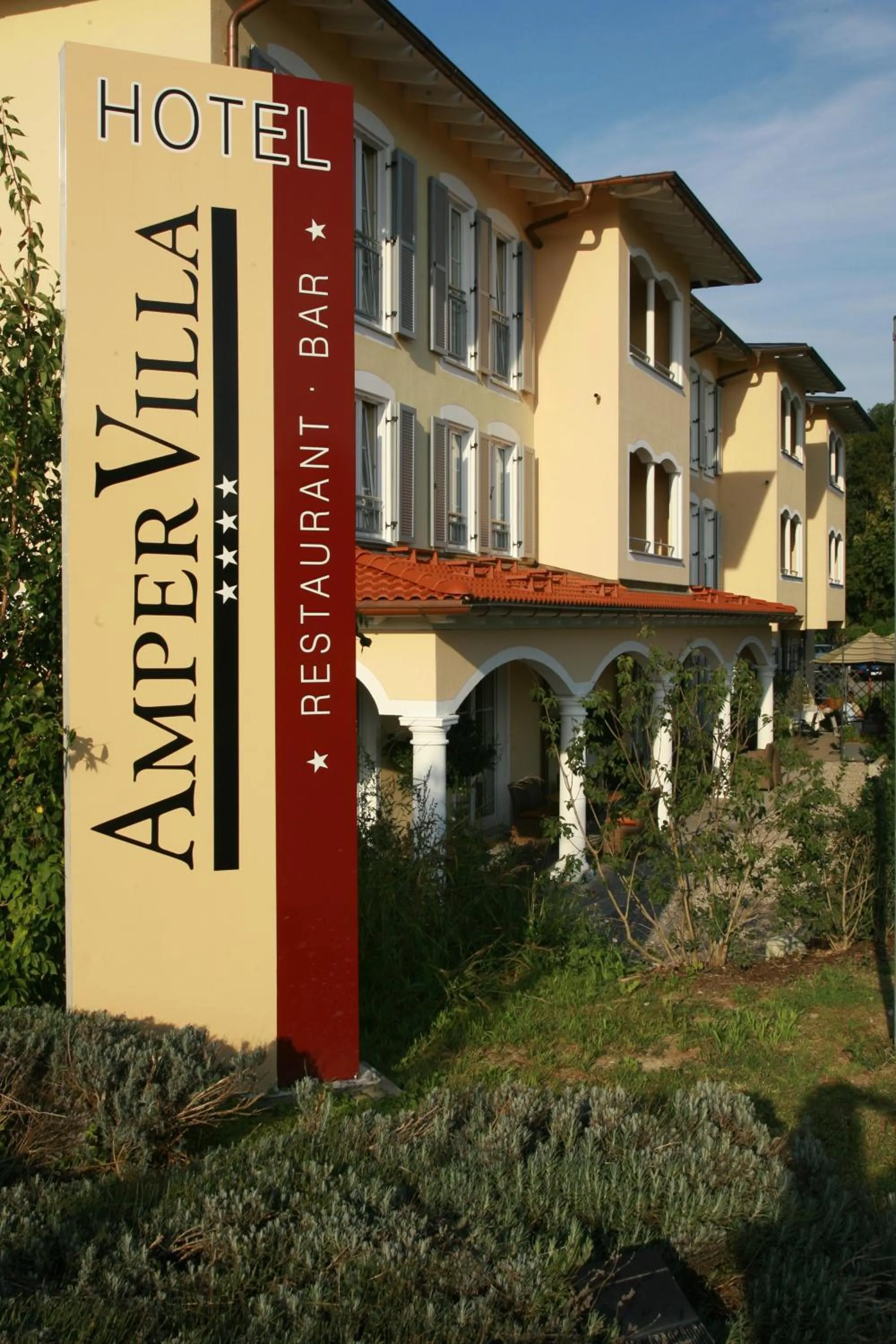 Property building in Ampervilla Hotel
