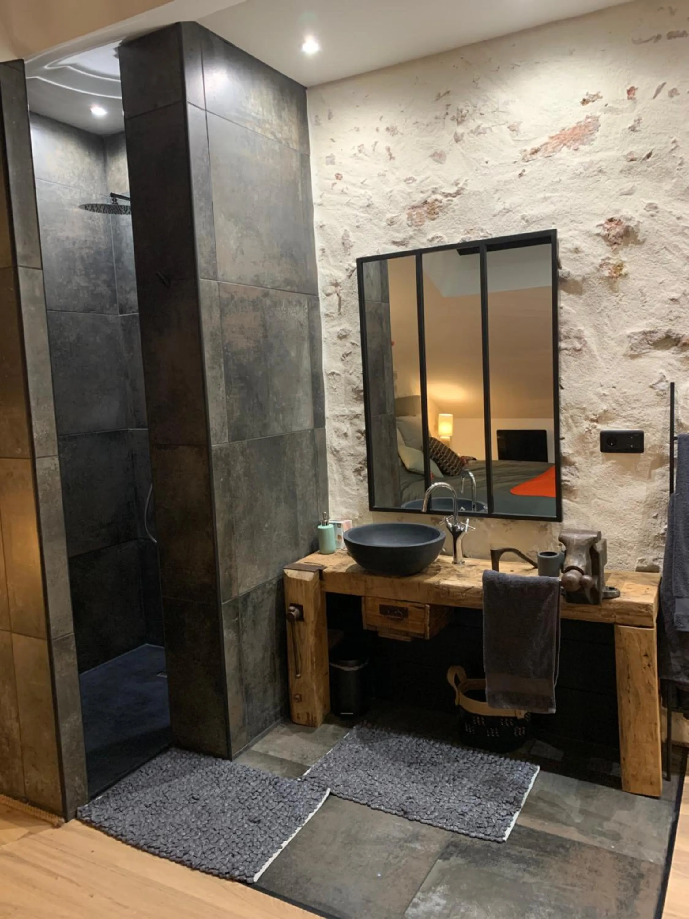 Bathroom in L'Atelier Planqué