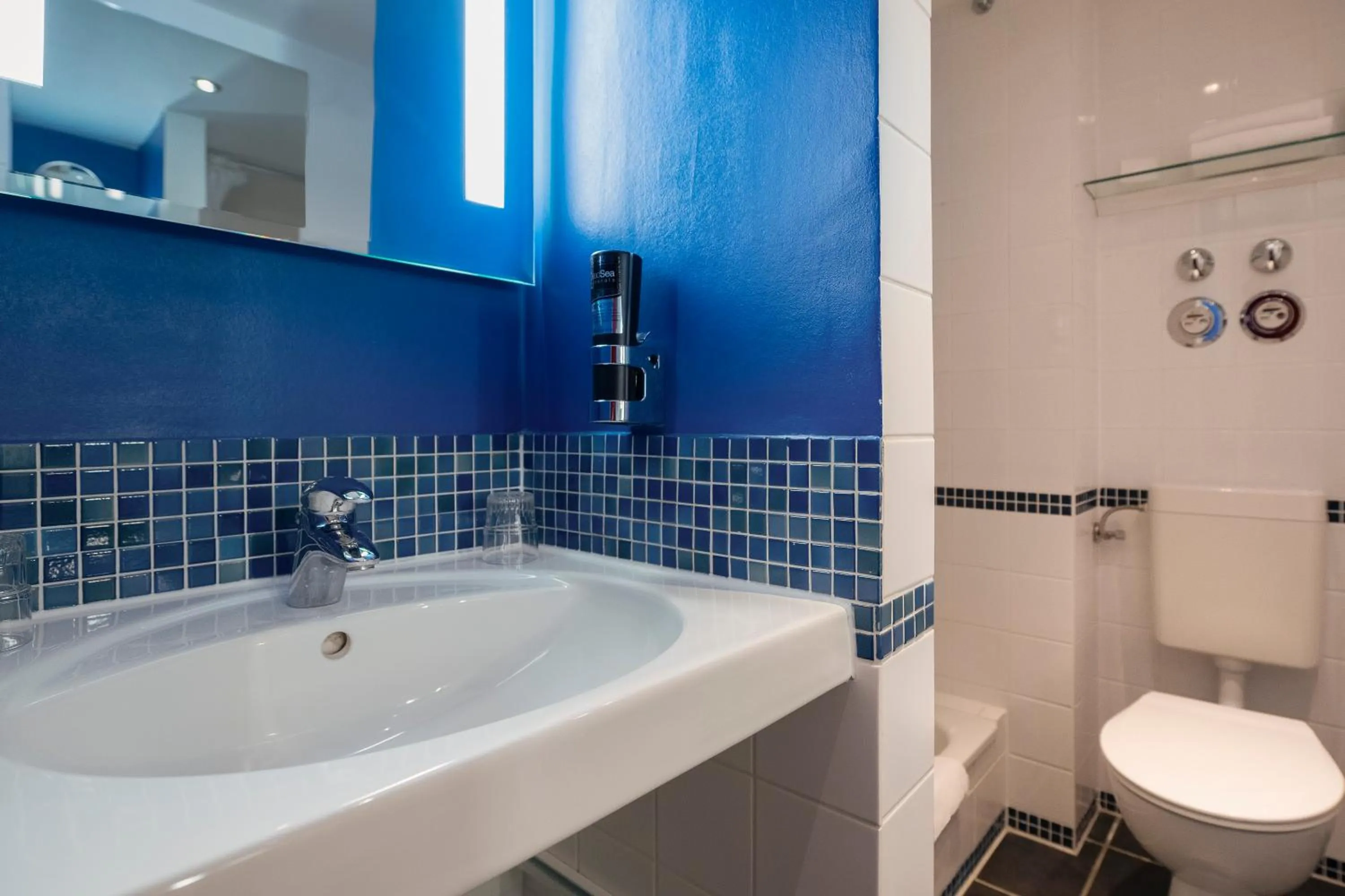 Bathroom in SORAT Hotel Berlin