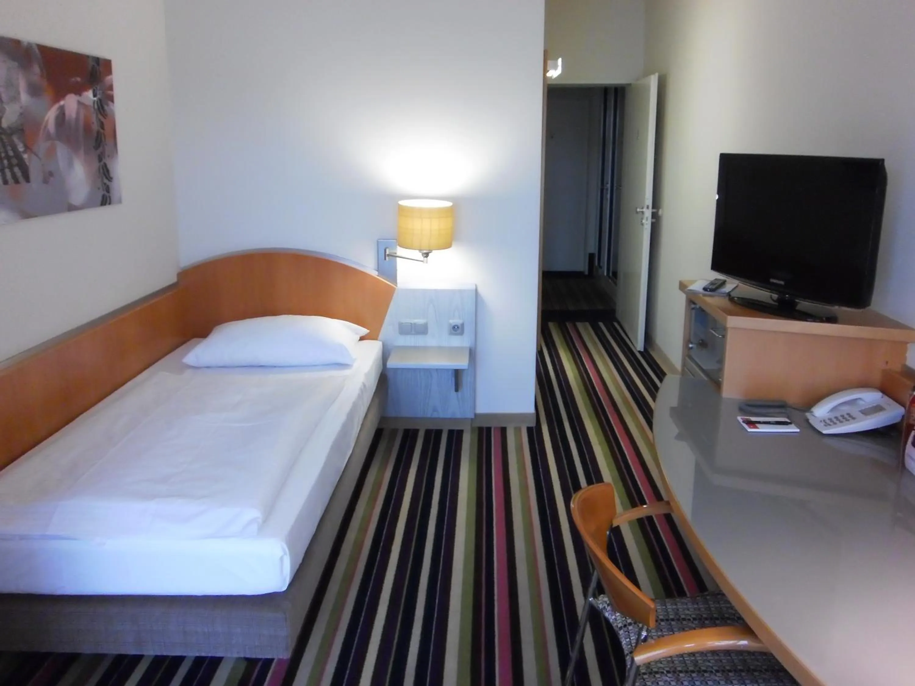 Photo of the whole room, Bed in H+ Hotel Köln Hürth