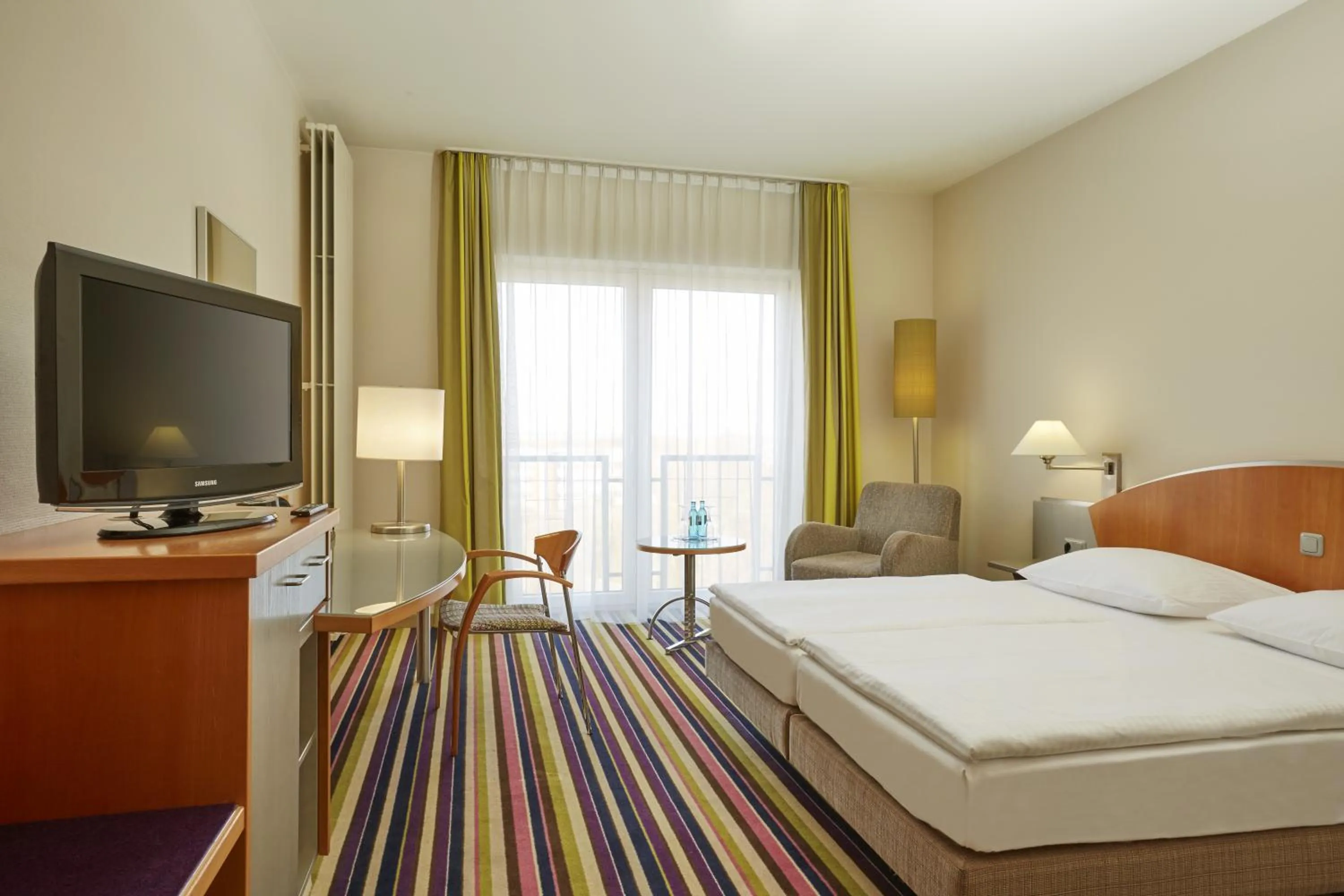 Bedroom, Bed in H+ Hotel Köln Hürth