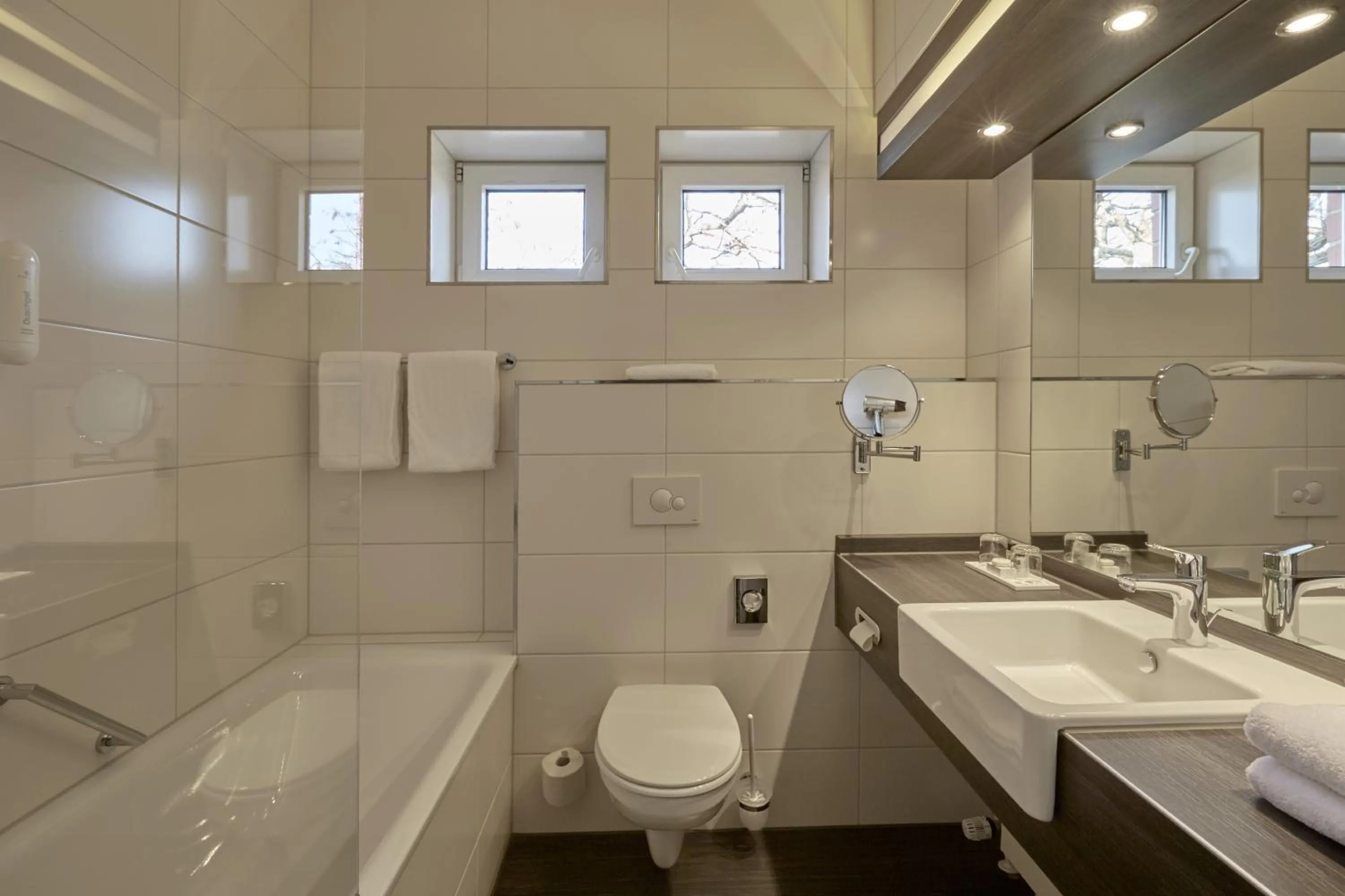 Bathroom in H+ Hotel Köln Hürth