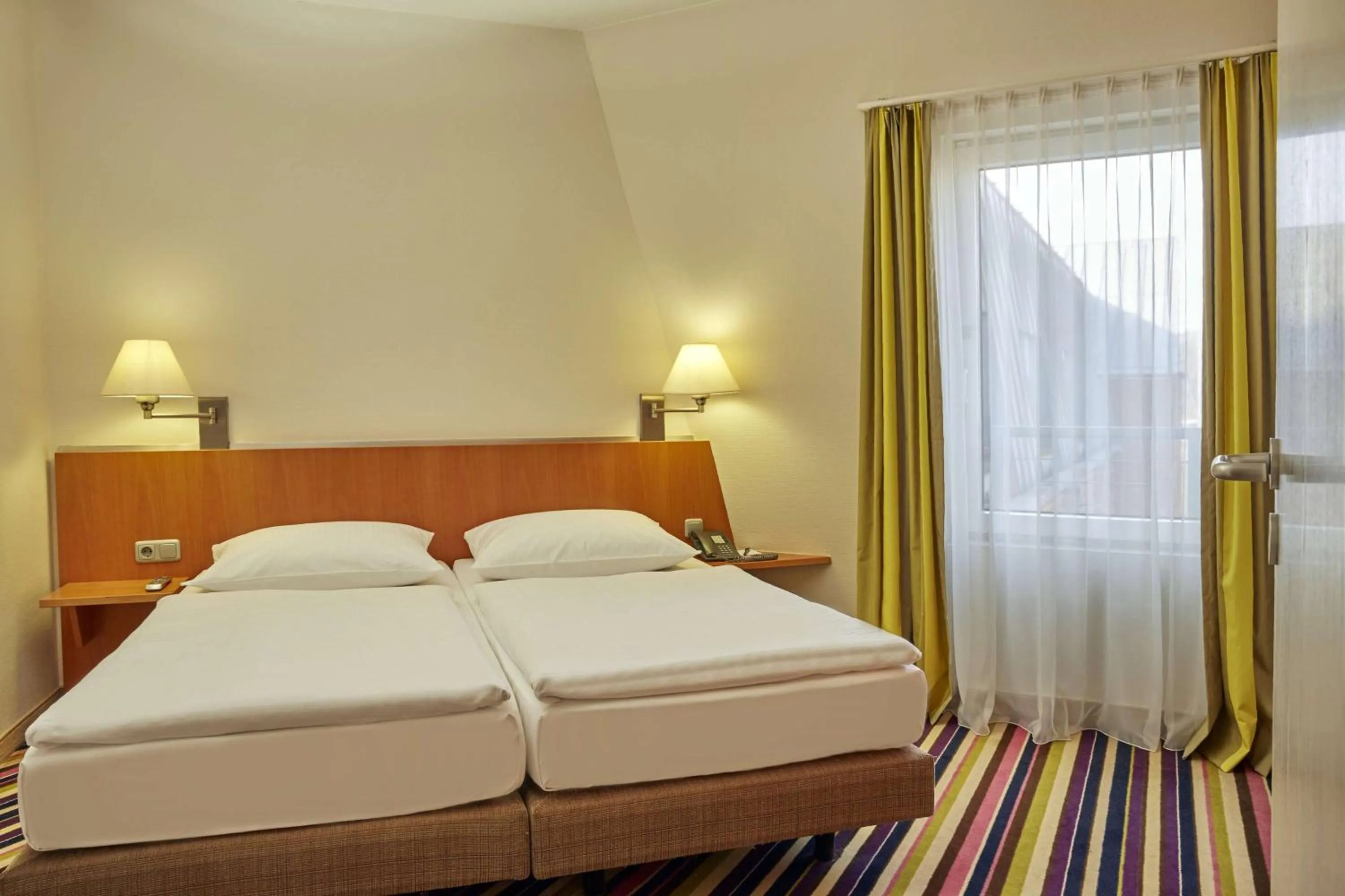 Photo of the whole room, Bed in H+ Hotel Köln Hürth