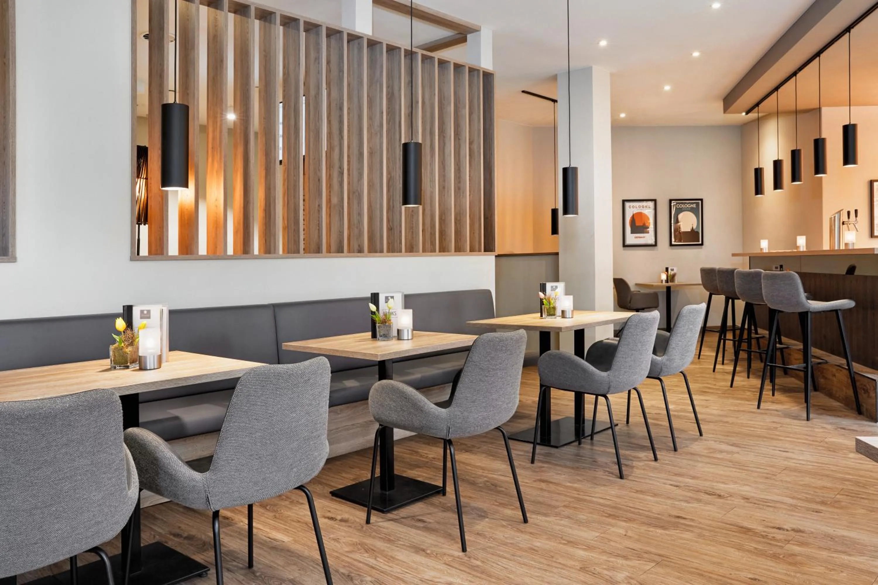 Lounge or bar in H+ Hotel Köln Hürth