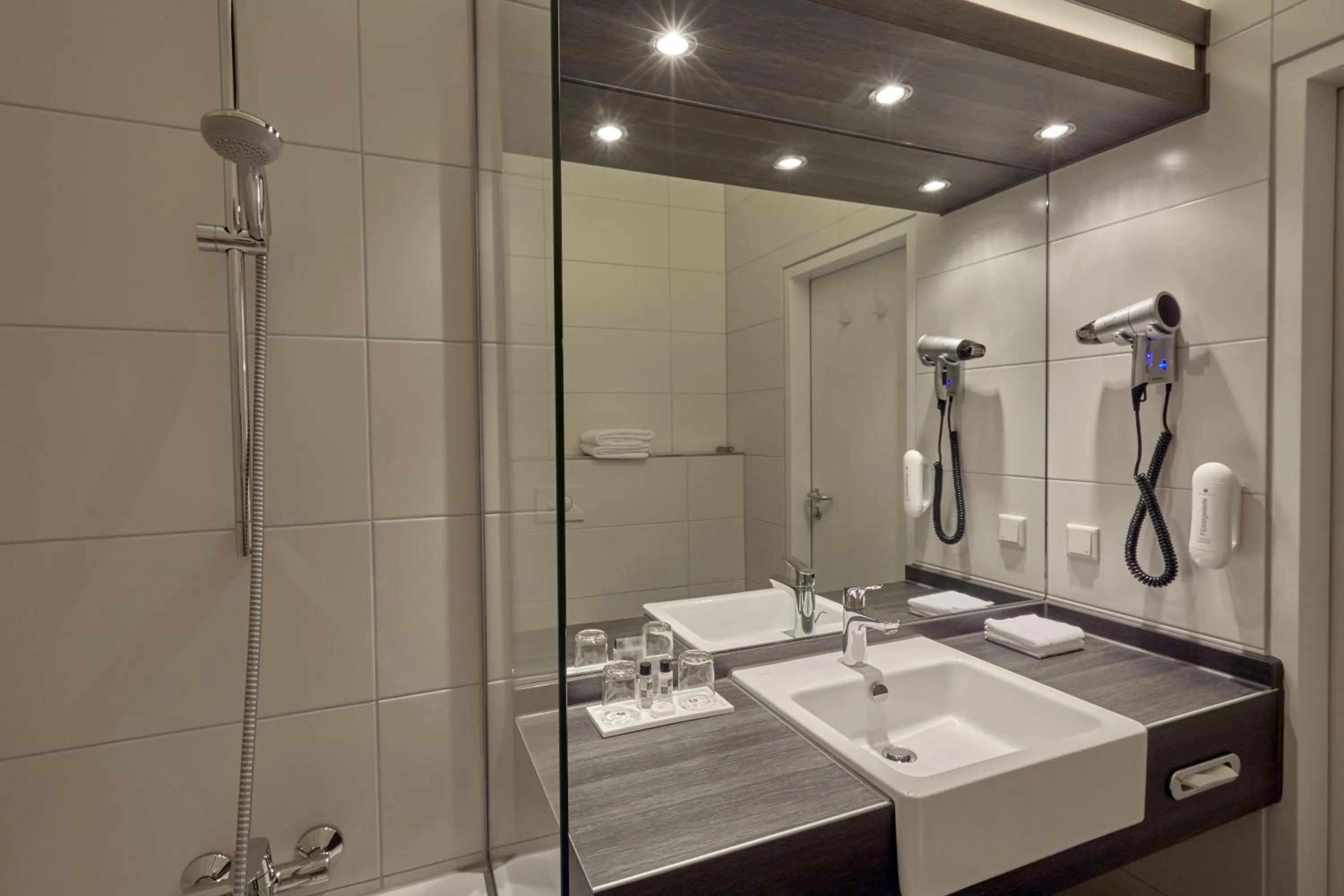 Bathroom in H+ Hotel Köln Hürth