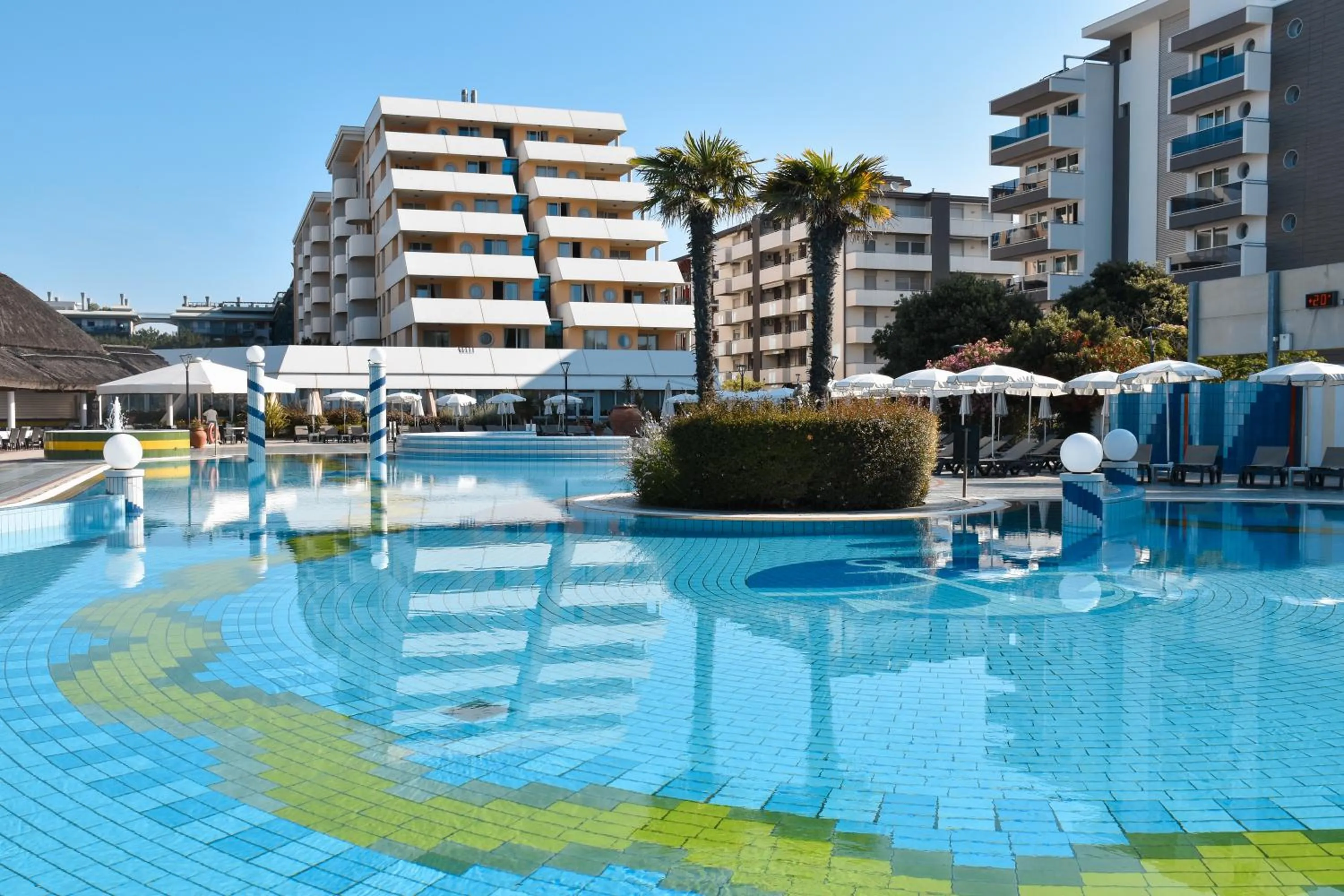 Property building in Aparthotel Holiday