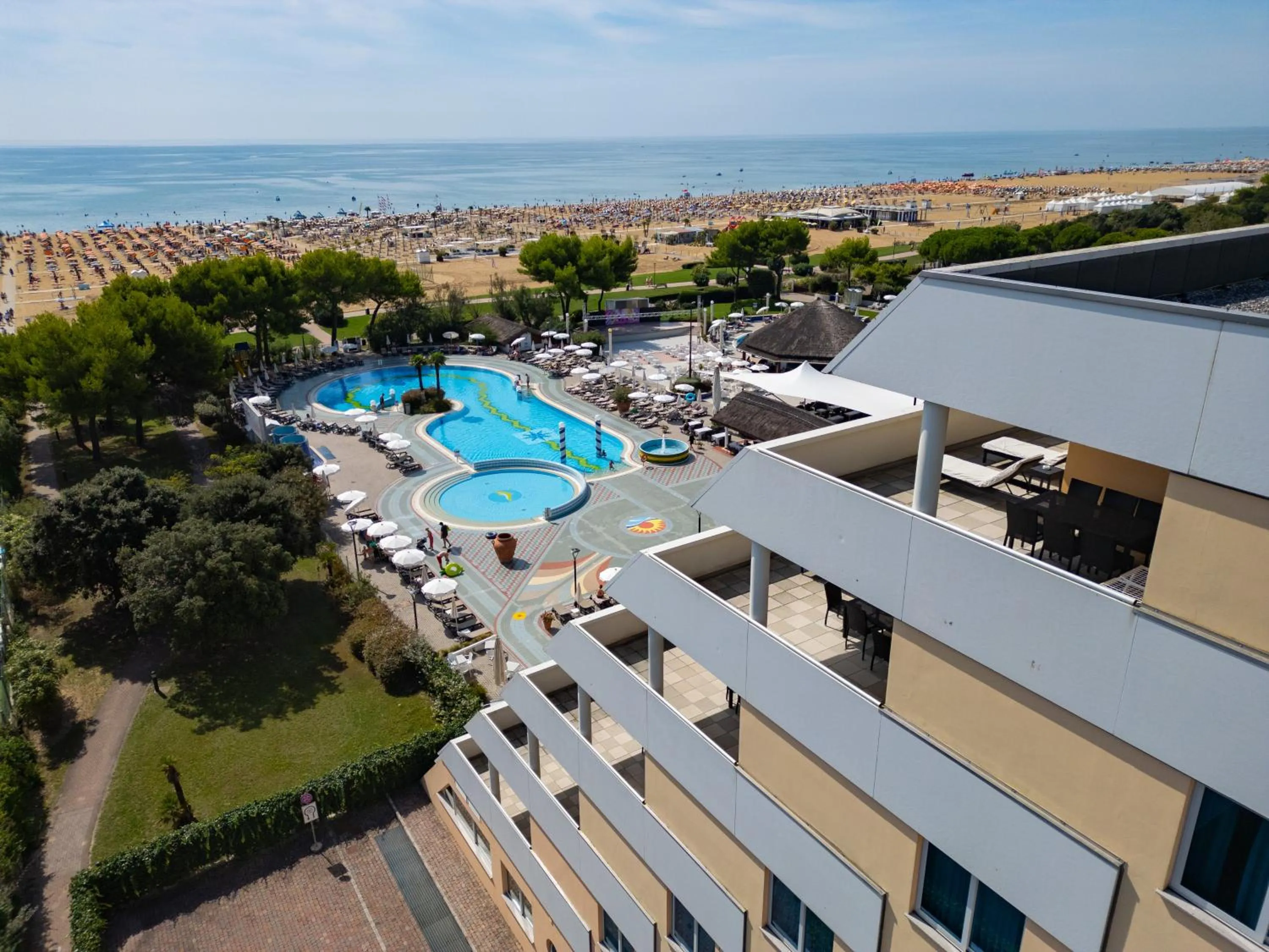 Communal lounge/ TV room in Aparthotel Holiday