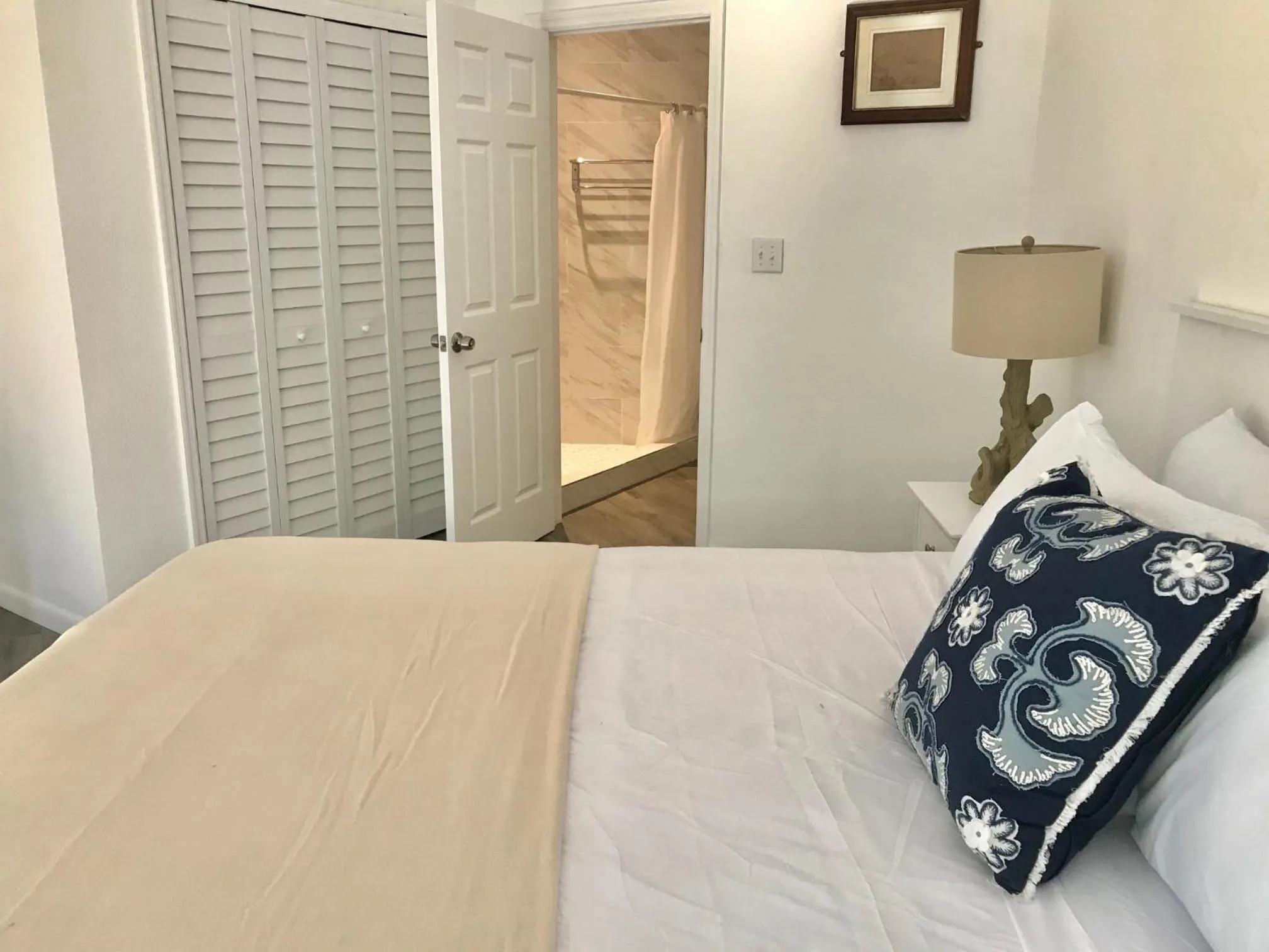 Bed in The Sunset Cove and Rainbow Room