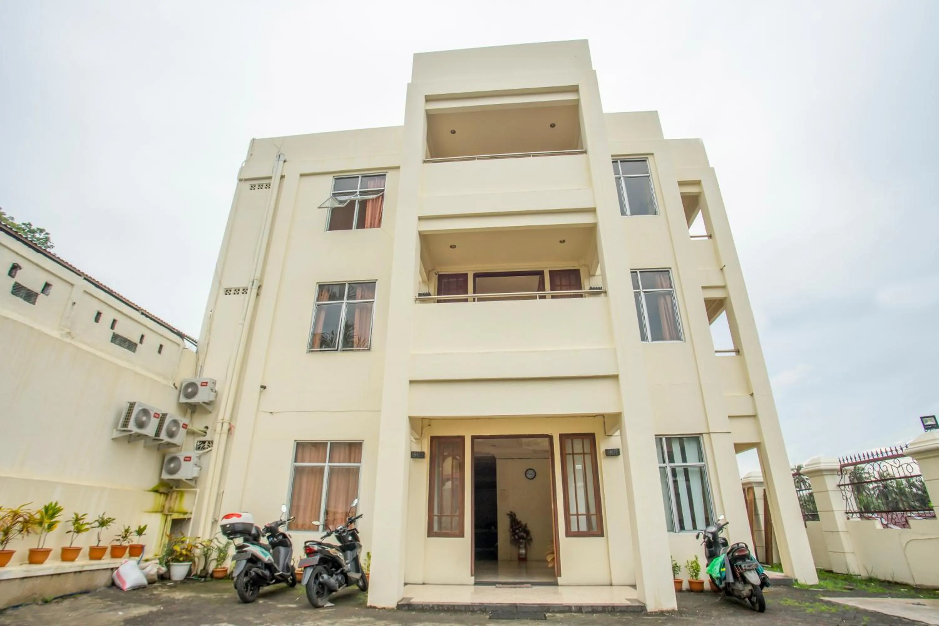 Property building in RedDoorz near Universitas Samratulangi Manado