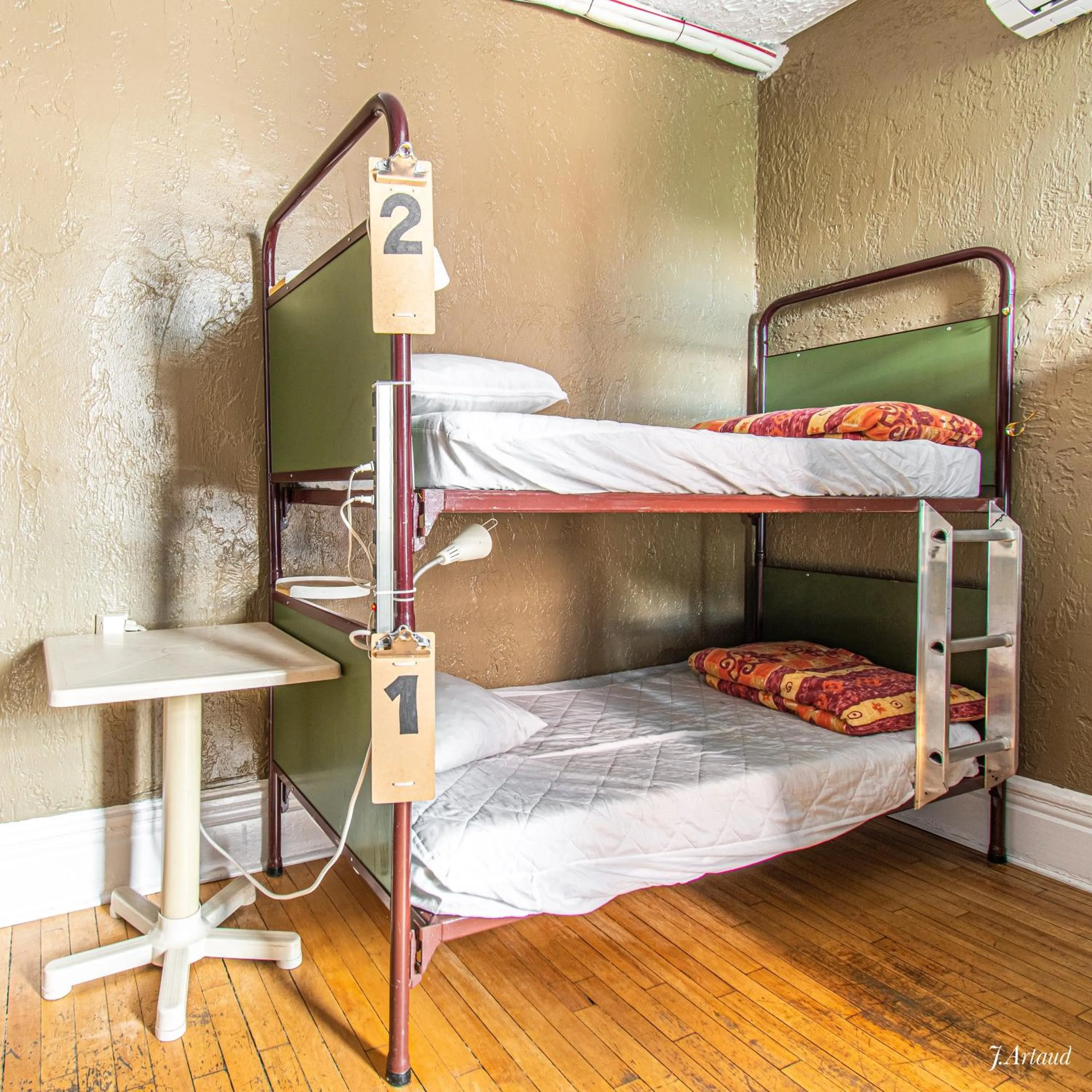bunk bed, Bed in Auberge du Plateau