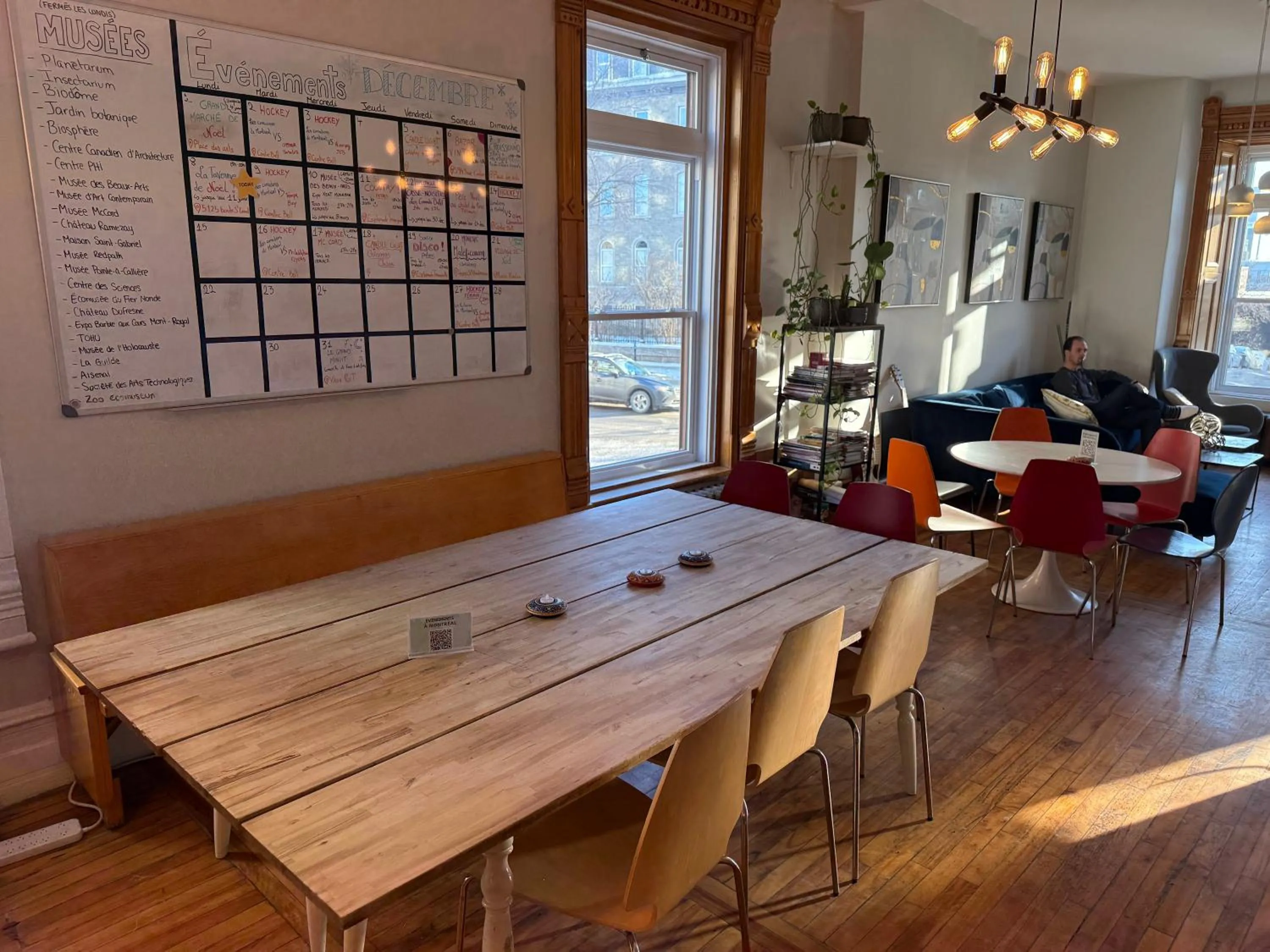 Communal lounge/ TV room in Auberge du Plateau