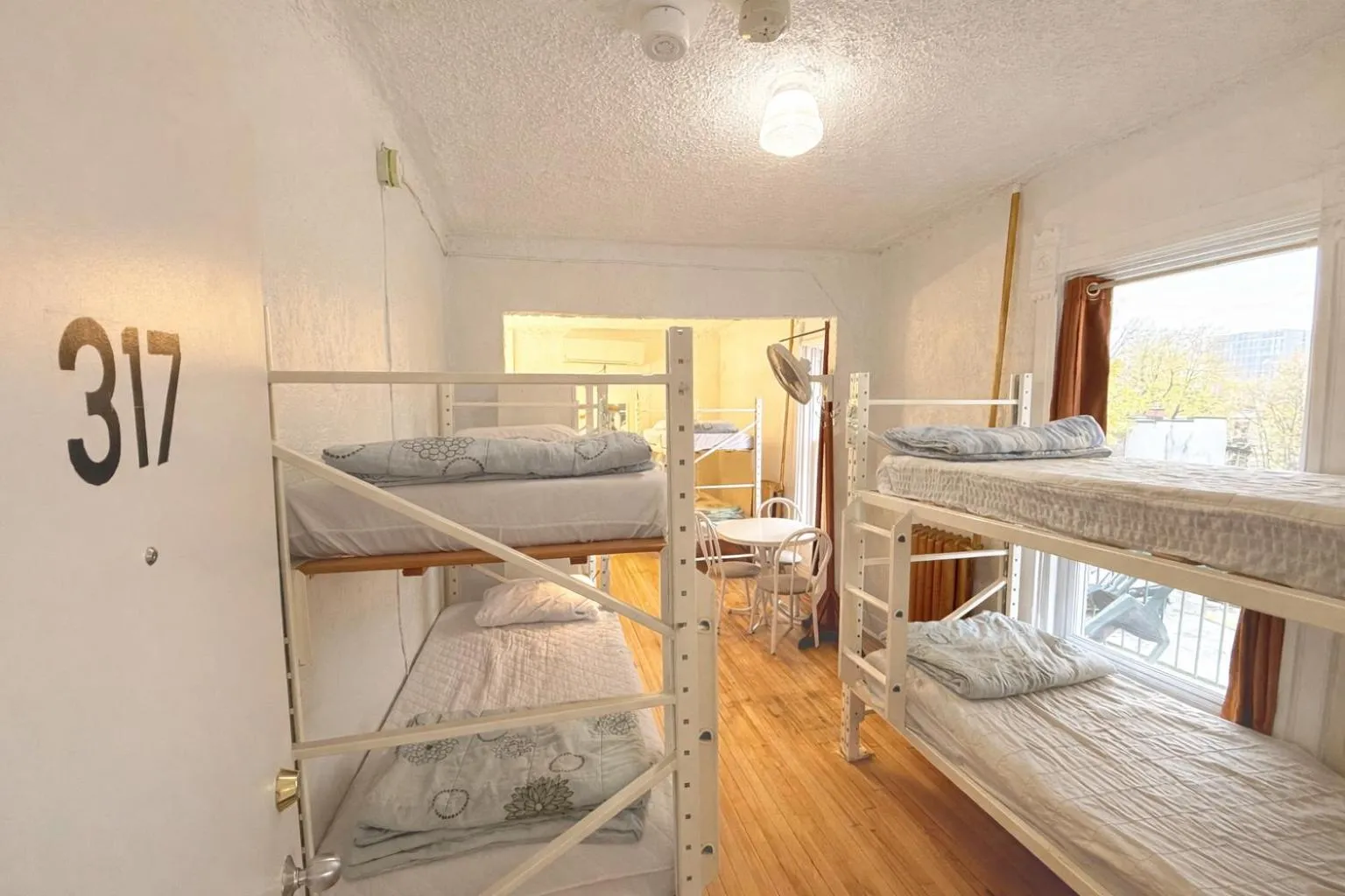 bunk bed, Bed in Auberge du Plateau