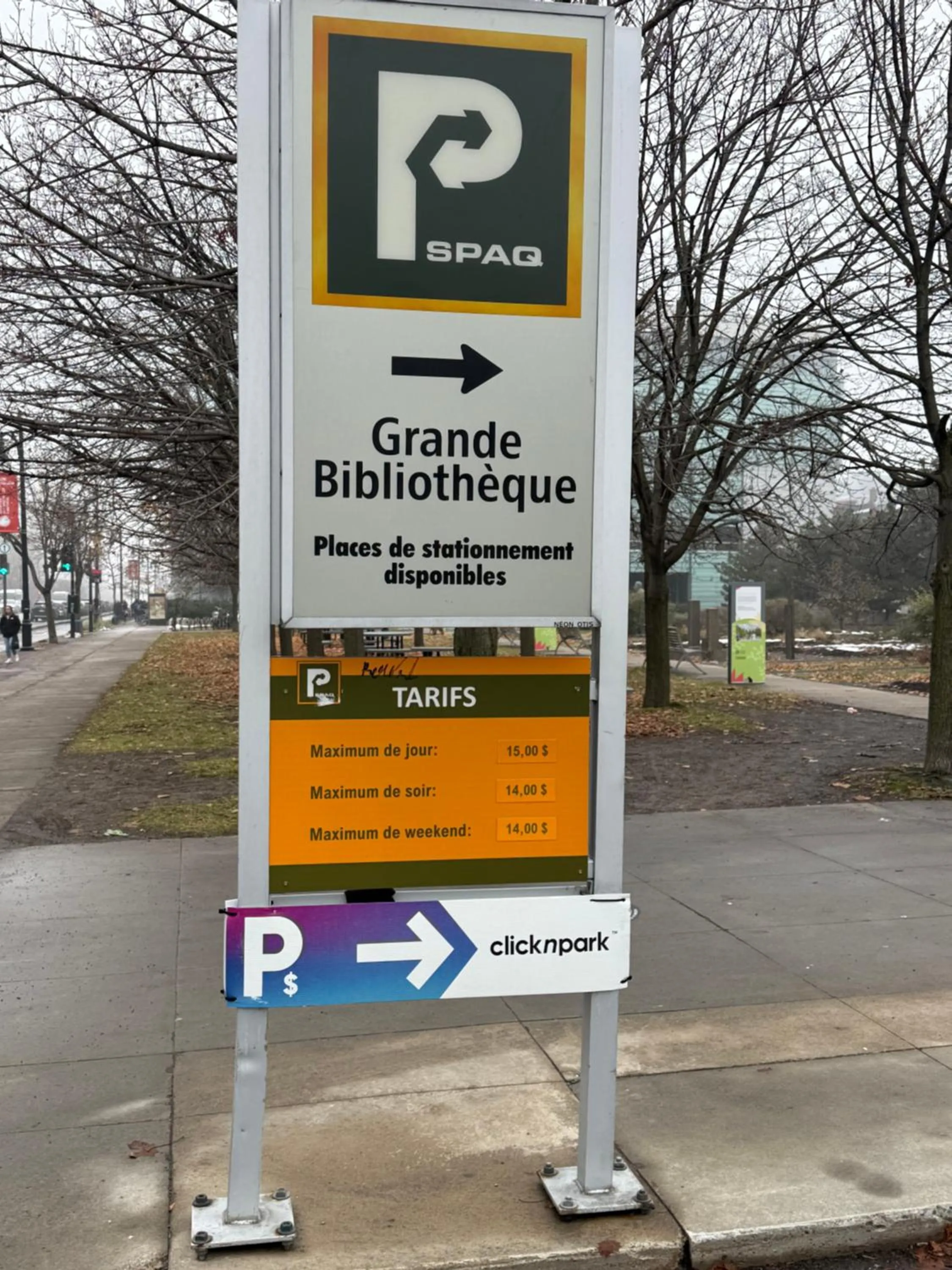 Parking in Auberge du Plateau