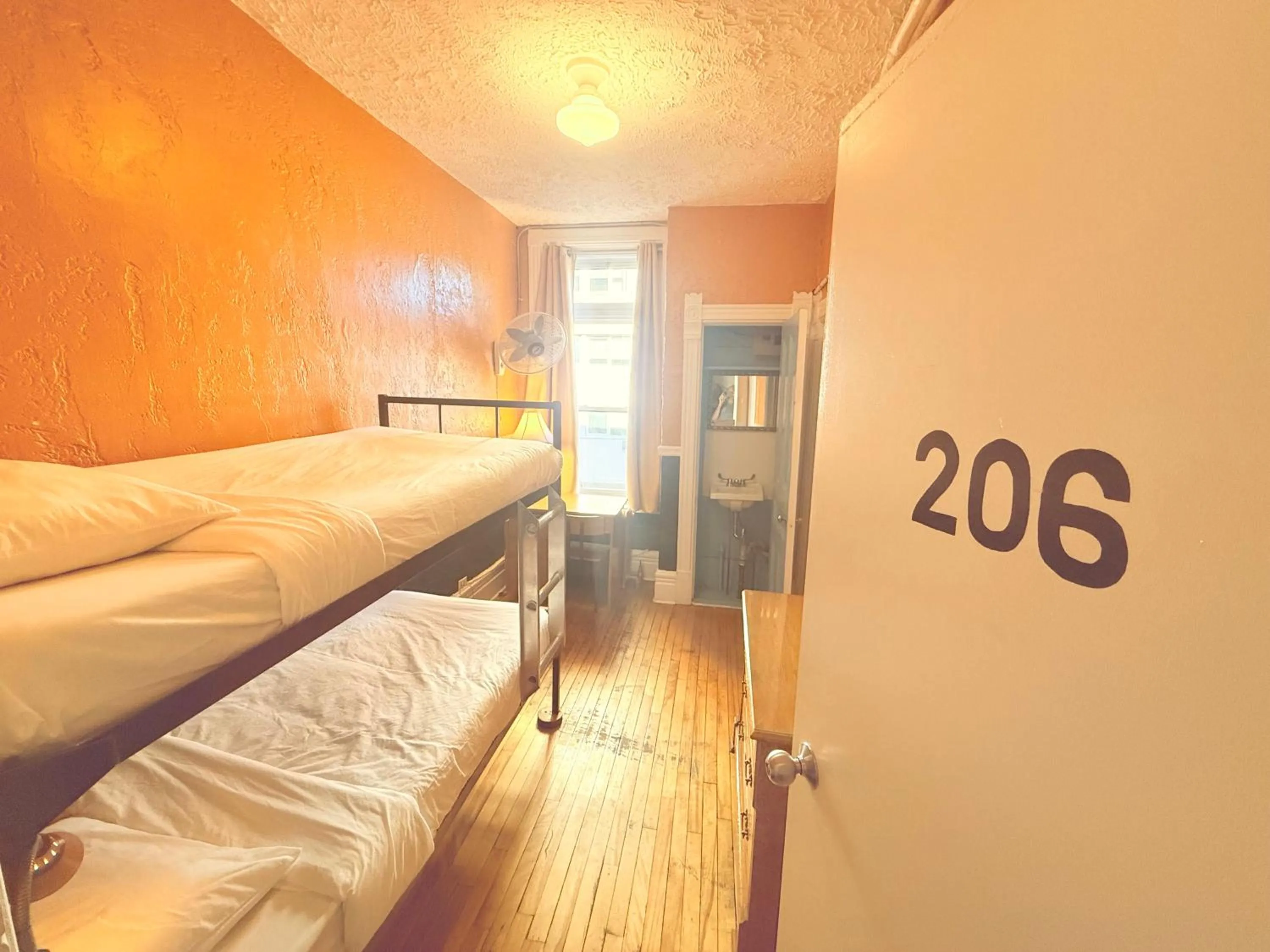 bunk bed, Bed in Auberge du Plateau