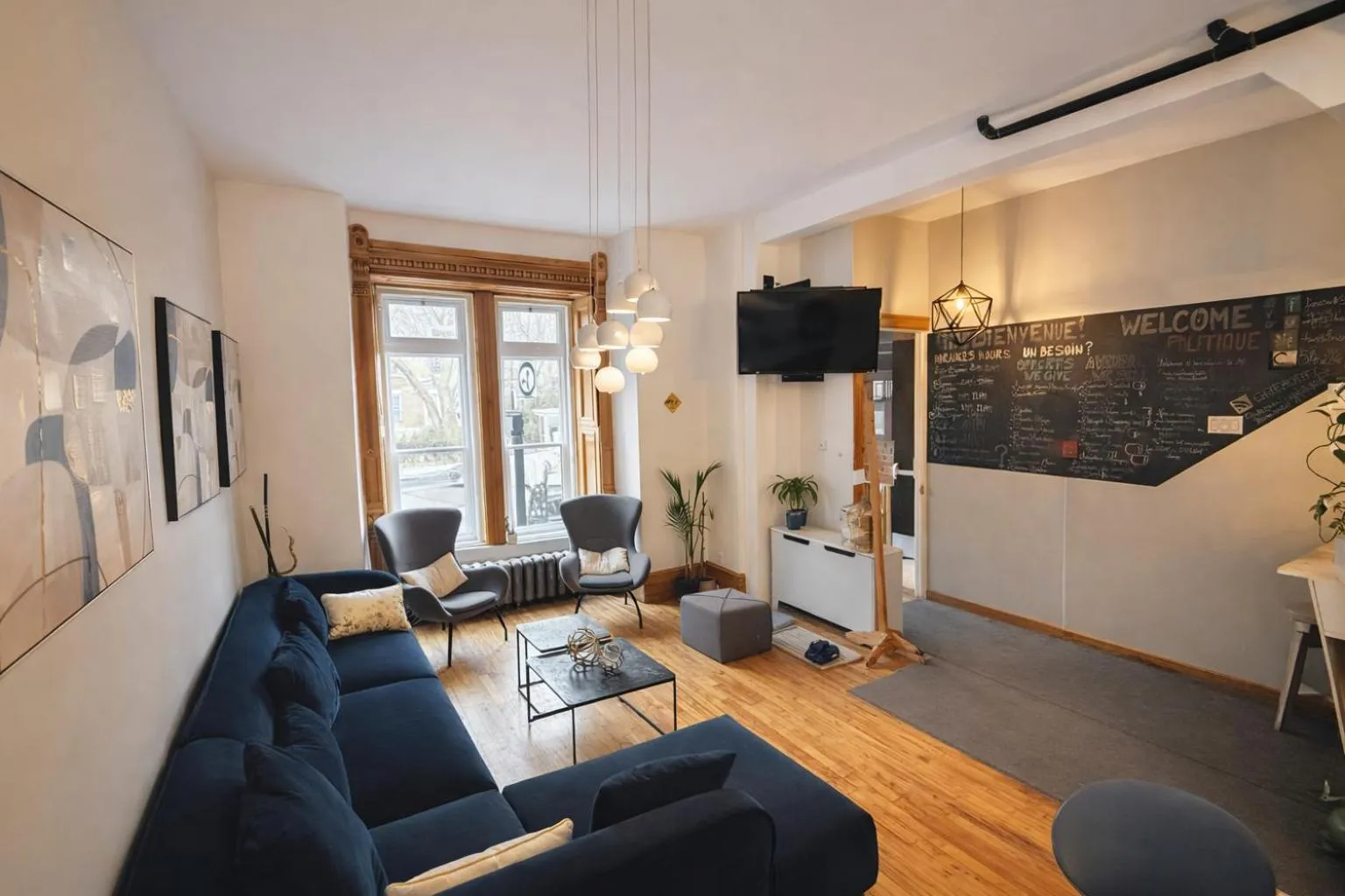 Communal lounge/ TV room in Auberge du Plateau