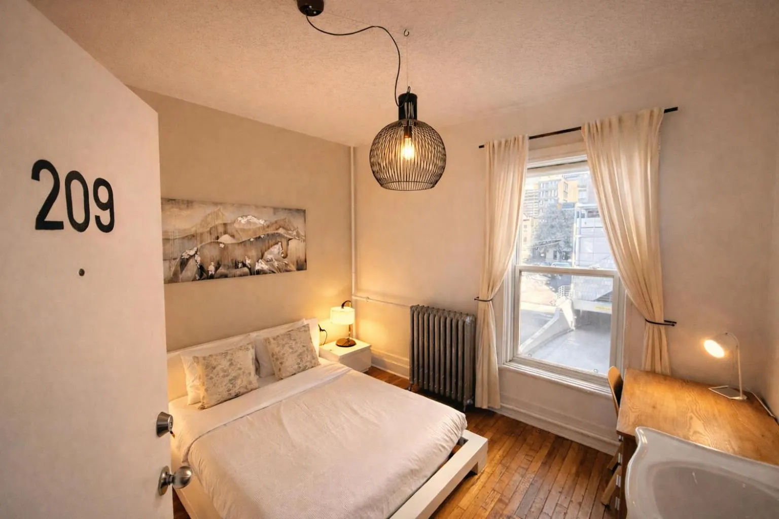 Photo of the whole room, Bed in Auberge du Plateau