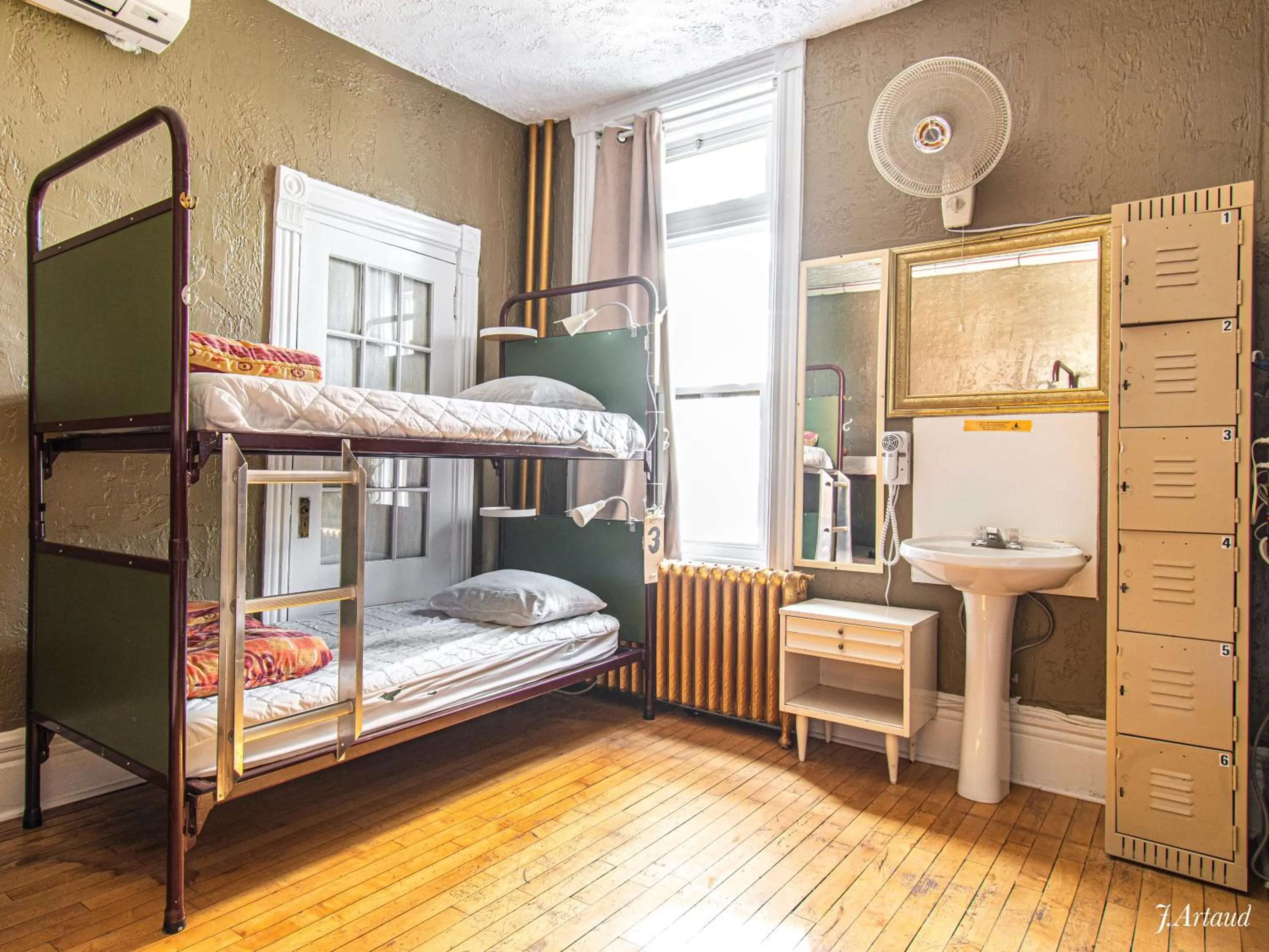 bunk bed, Bed in Auberge du Plateau