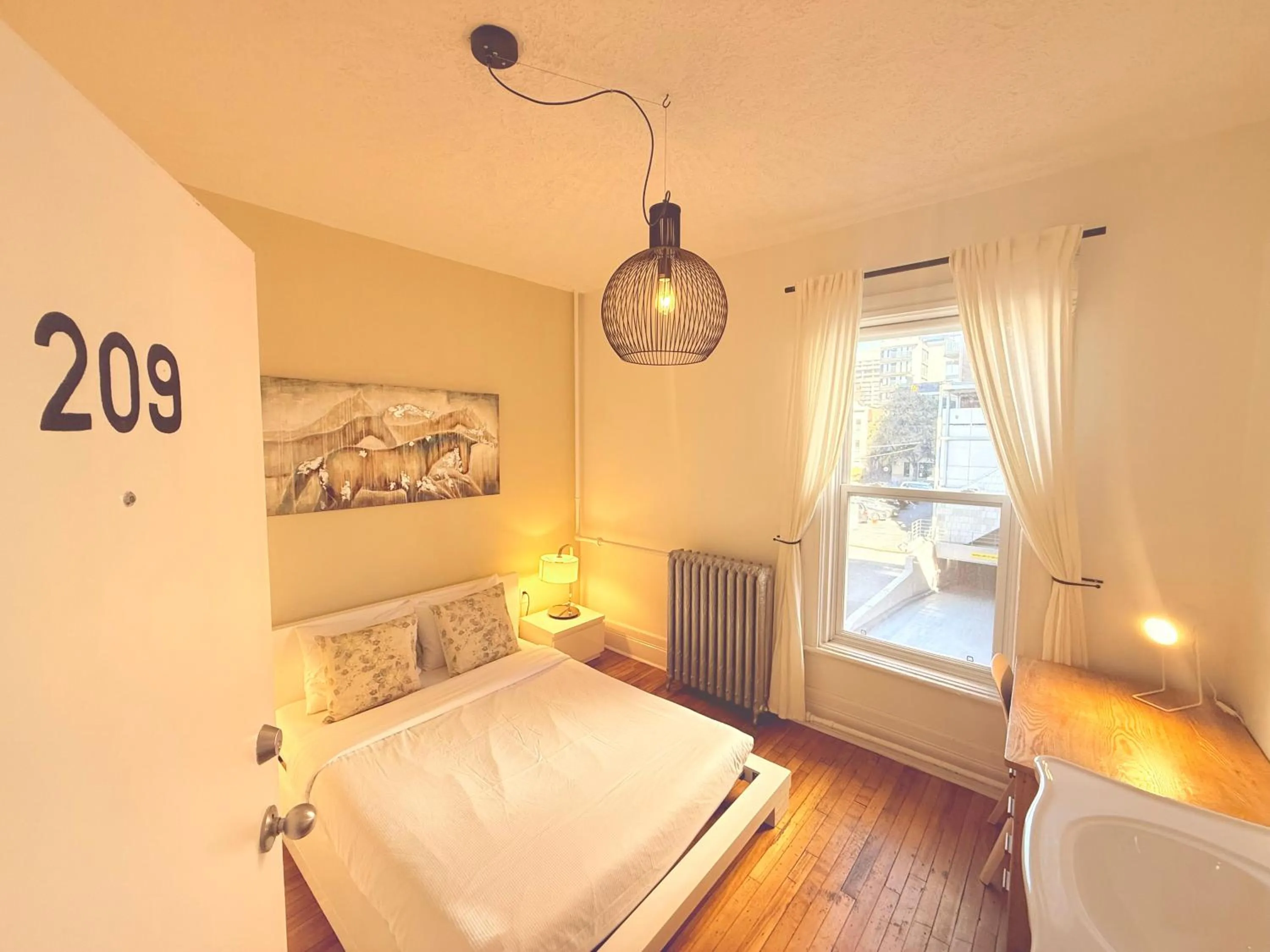 Photo of the whole room, Bed in Auberge du Plateau