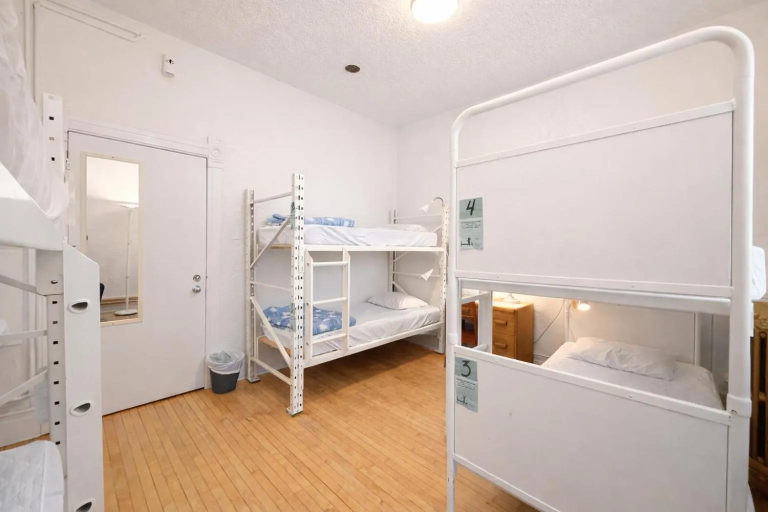 bunk bed, Bed in Auberge du Plateau