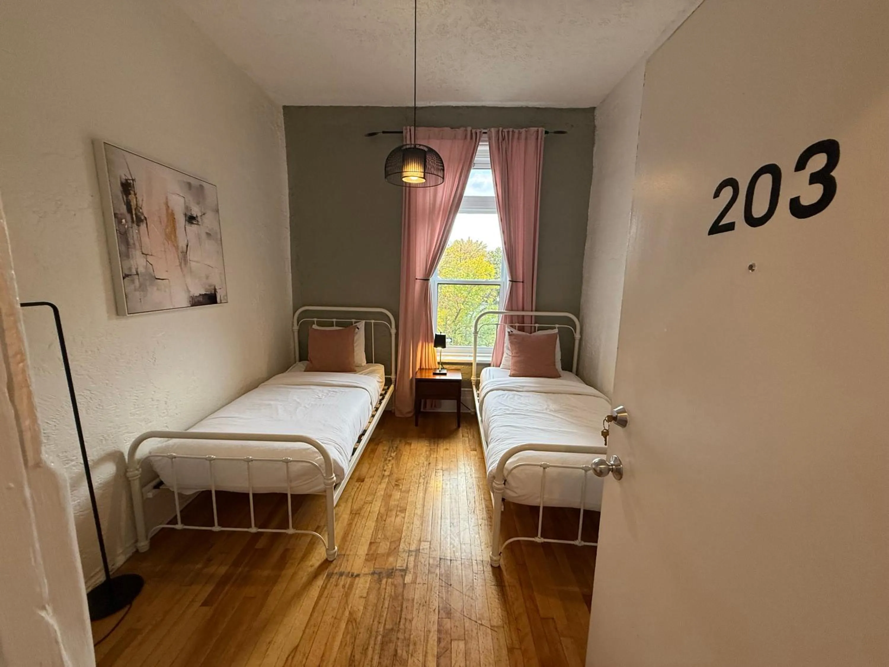 Photo of the whole room, Bed in Auberge du Plateau