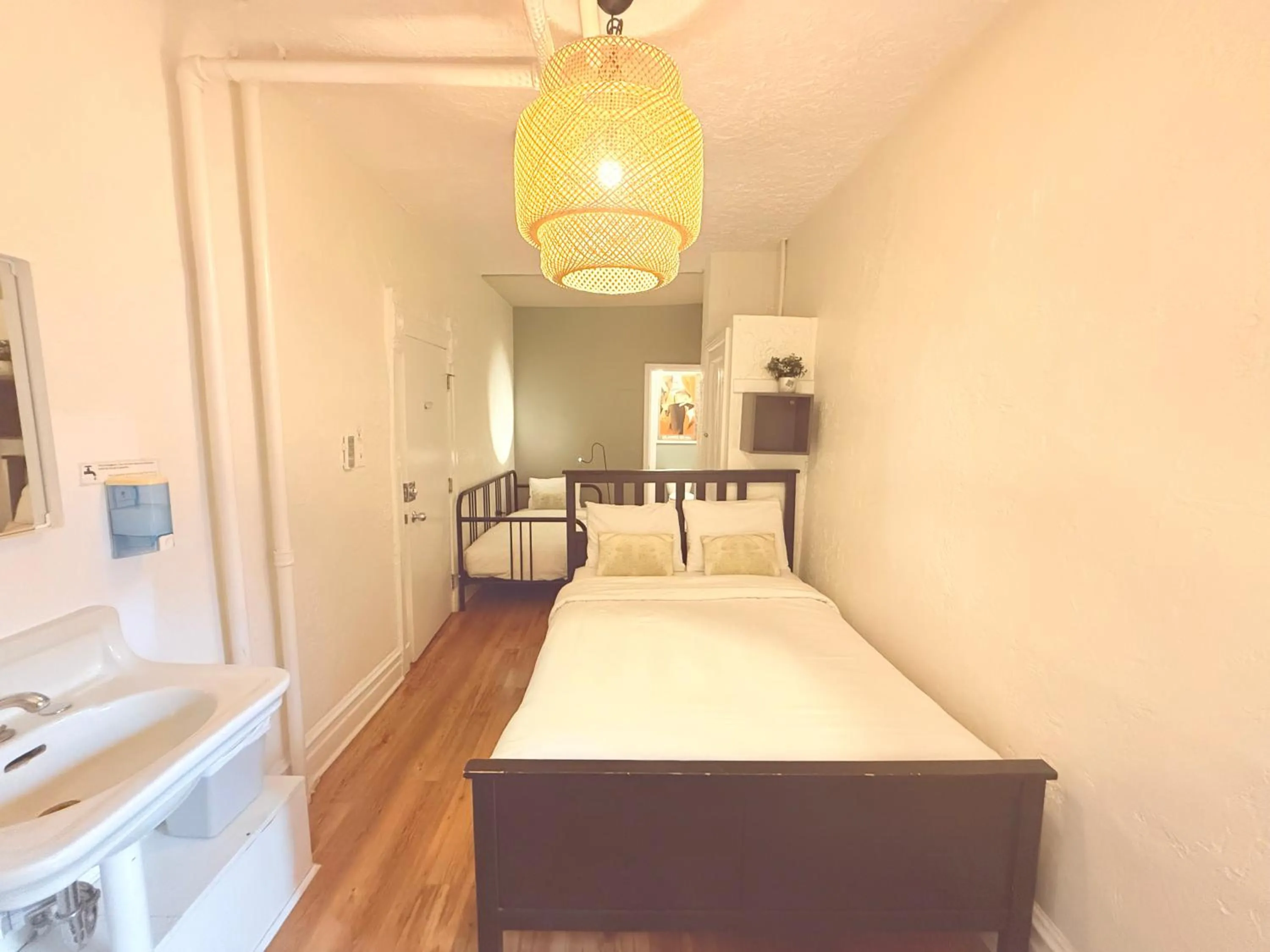 Photo of the whole room, Bed in Auberge du Plateau