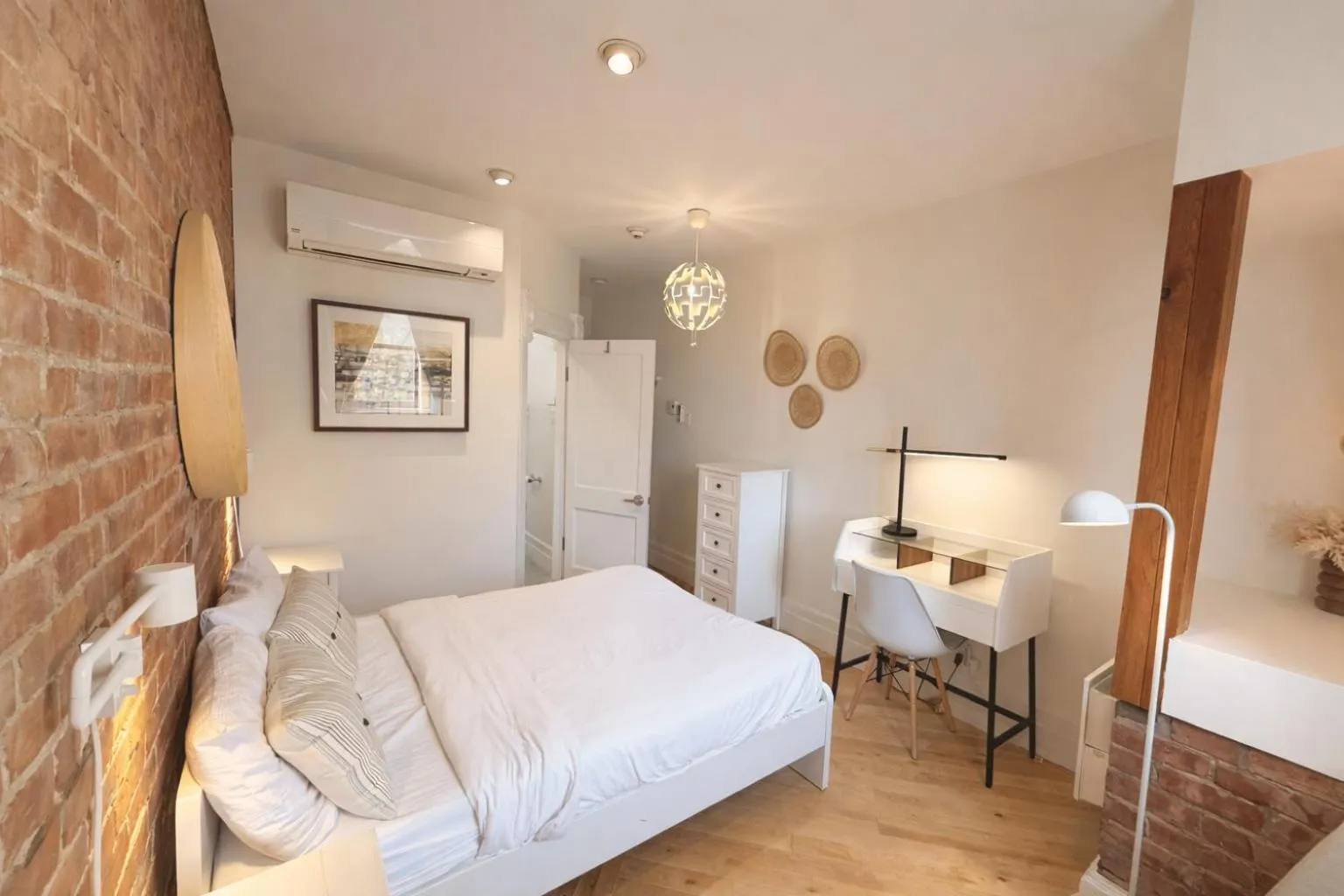 Photo of the whole room, Bed in Auberge du Plateau