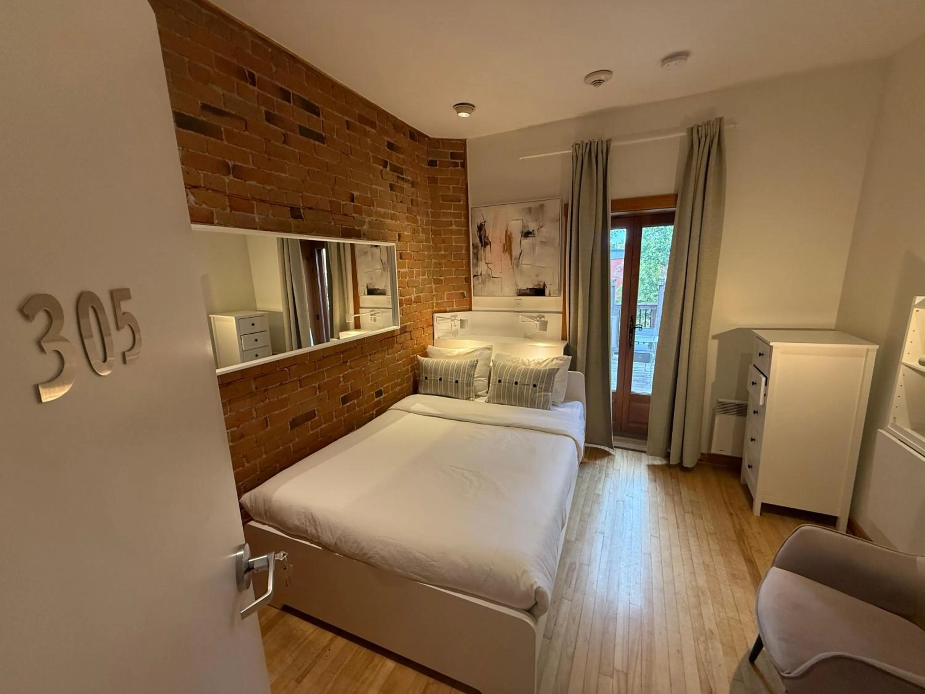 Photo of the whole room, Bed in Auberge du Plateau