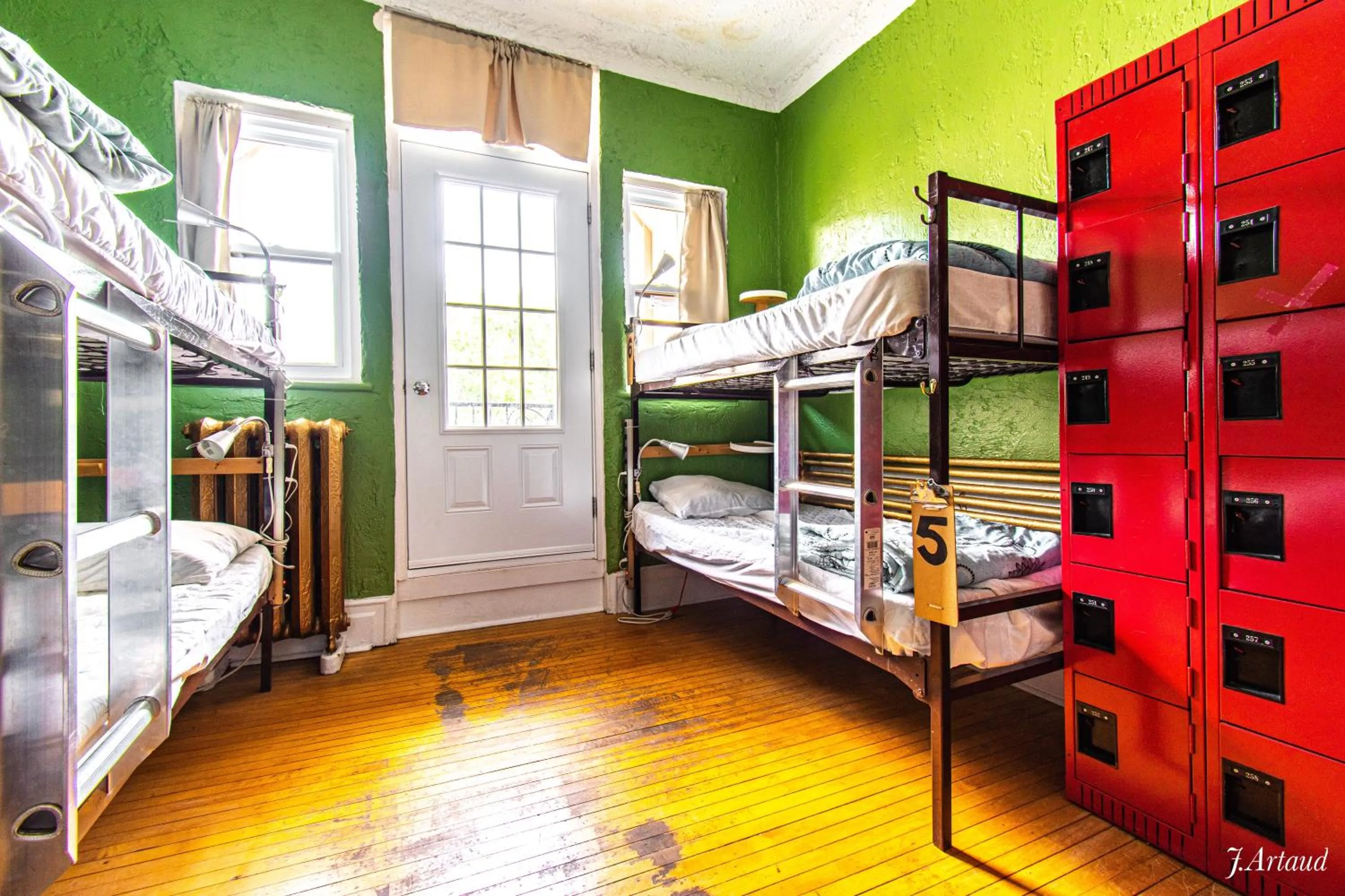 bunk bed, Bed in Auberge du Plateau