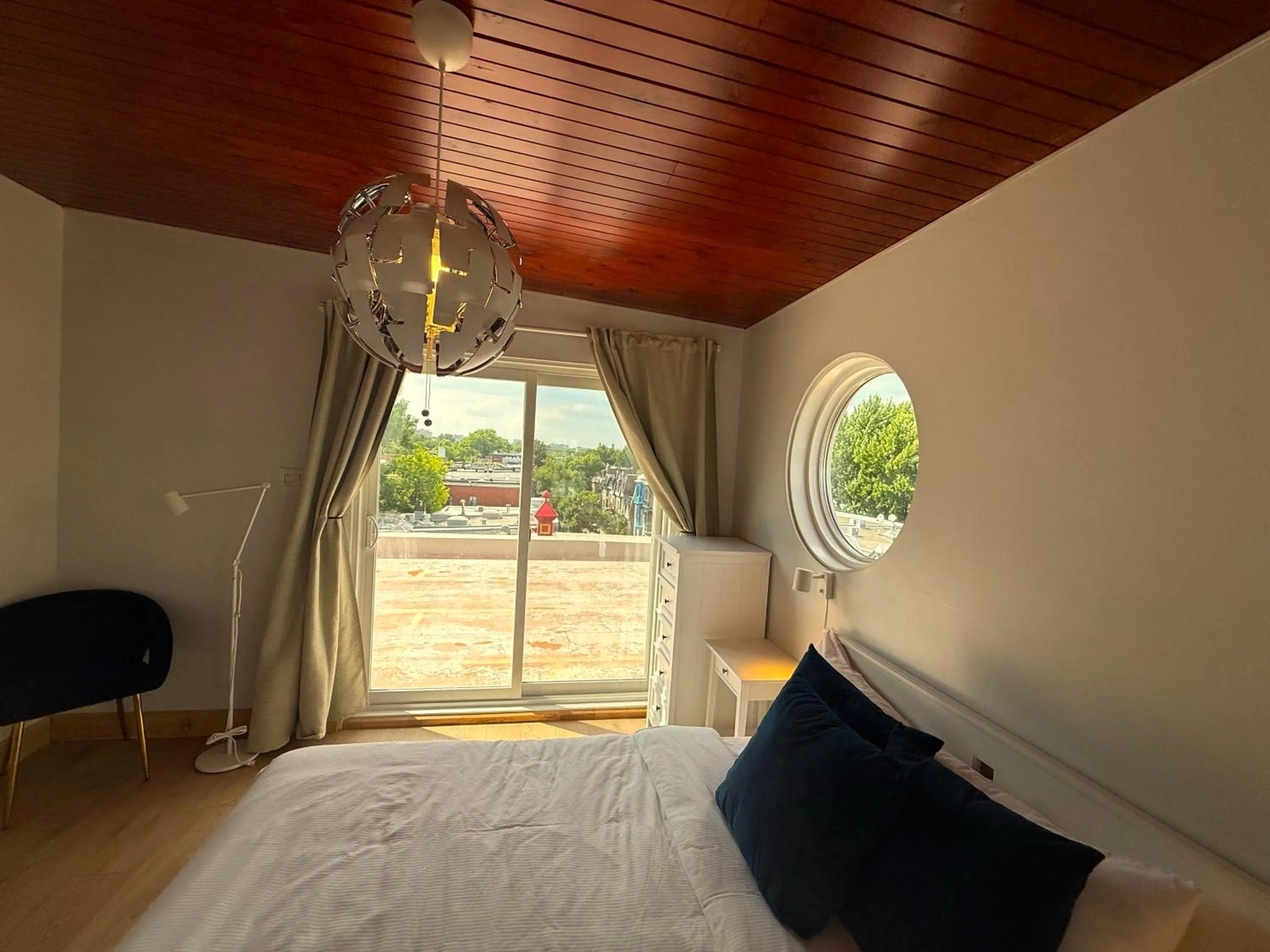 Photo of the whole room, Bed in Auberge du Plateau