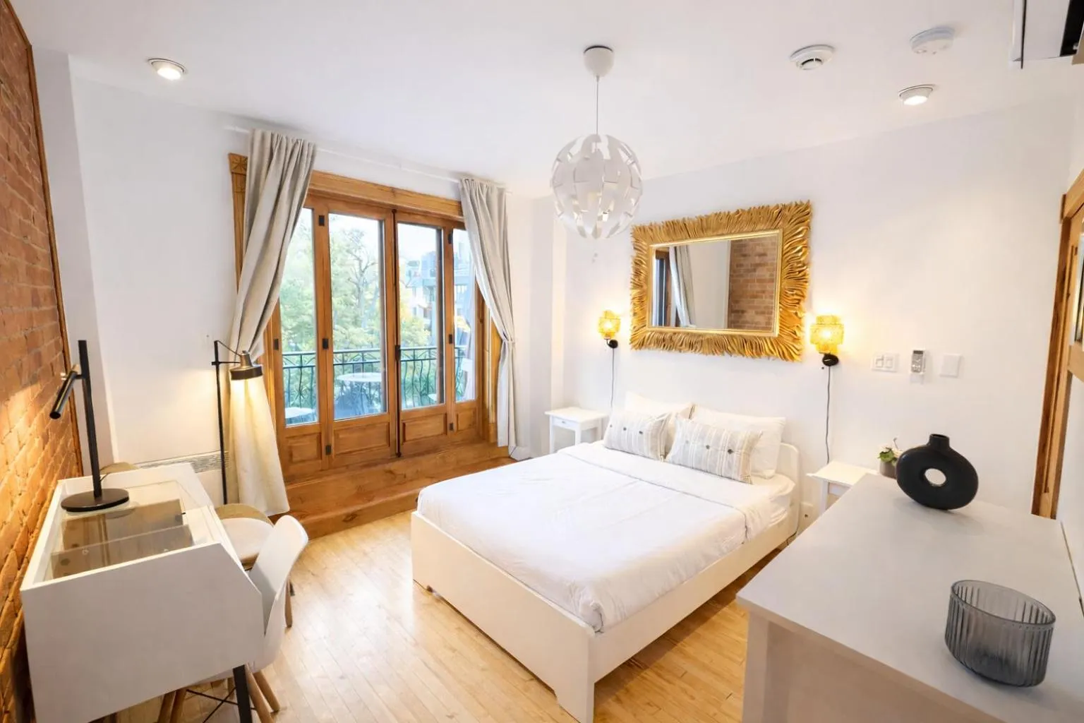 Photo of the whole room, Bed in Auberge du Plateau