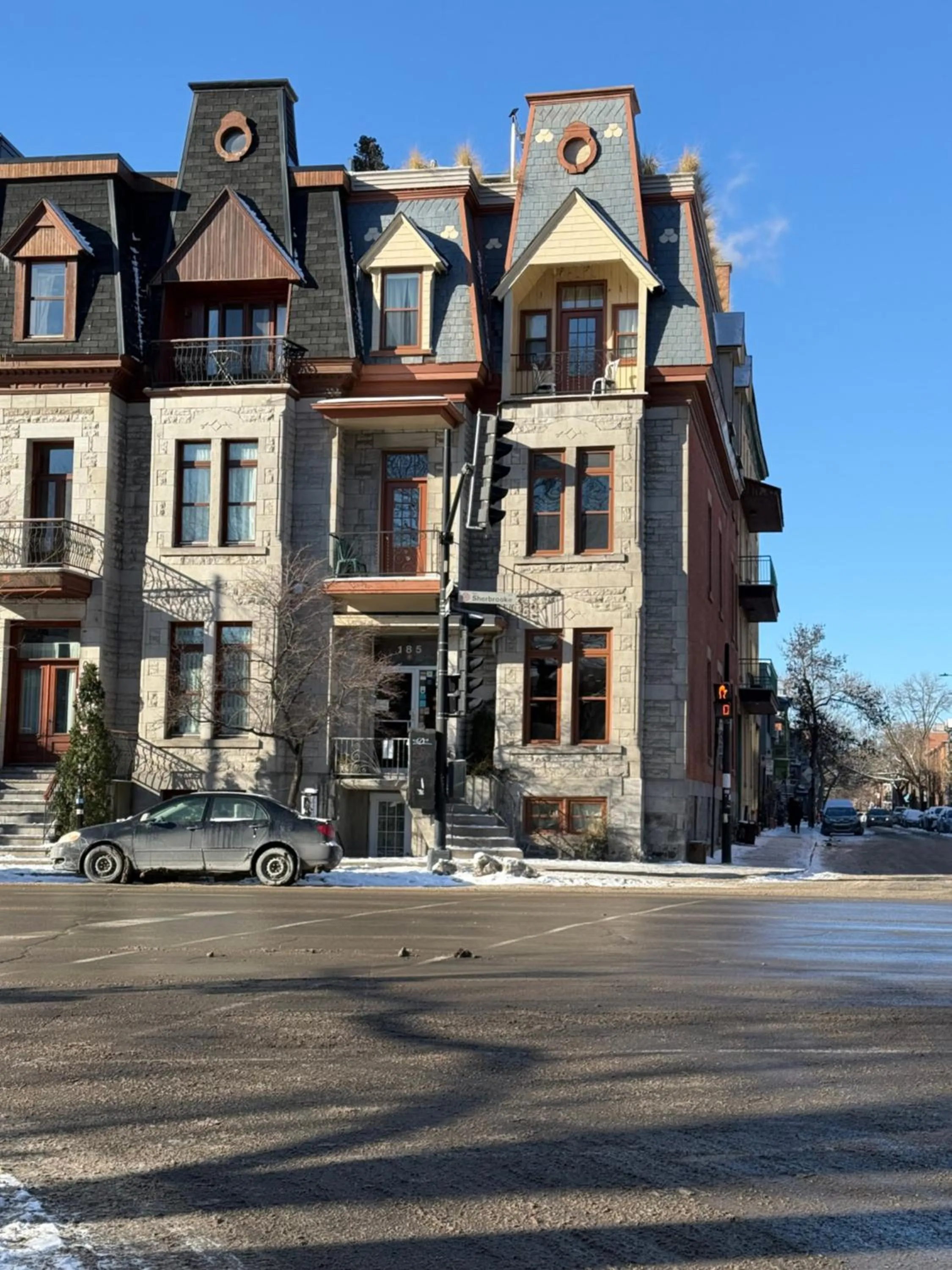 Property building in Auberge du Plateau