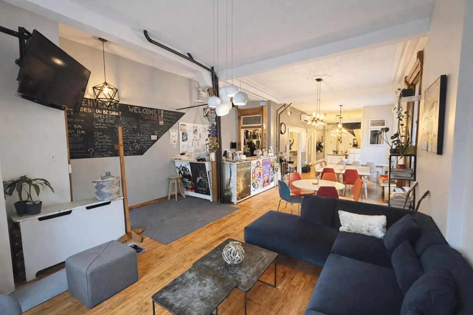 Communal lounge/ TV room in Auberge du Plateau