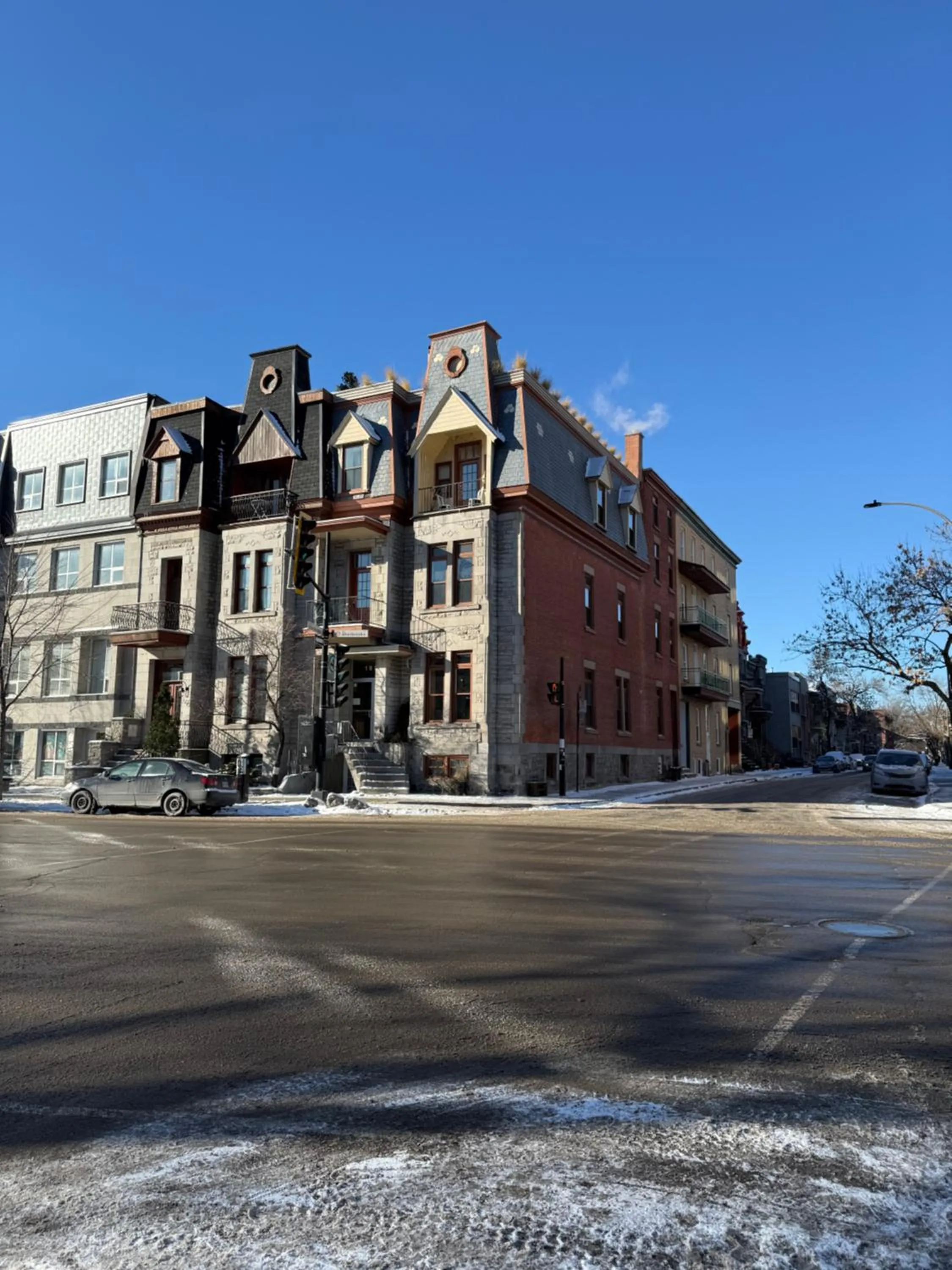 Property building in Auberge du Plateau