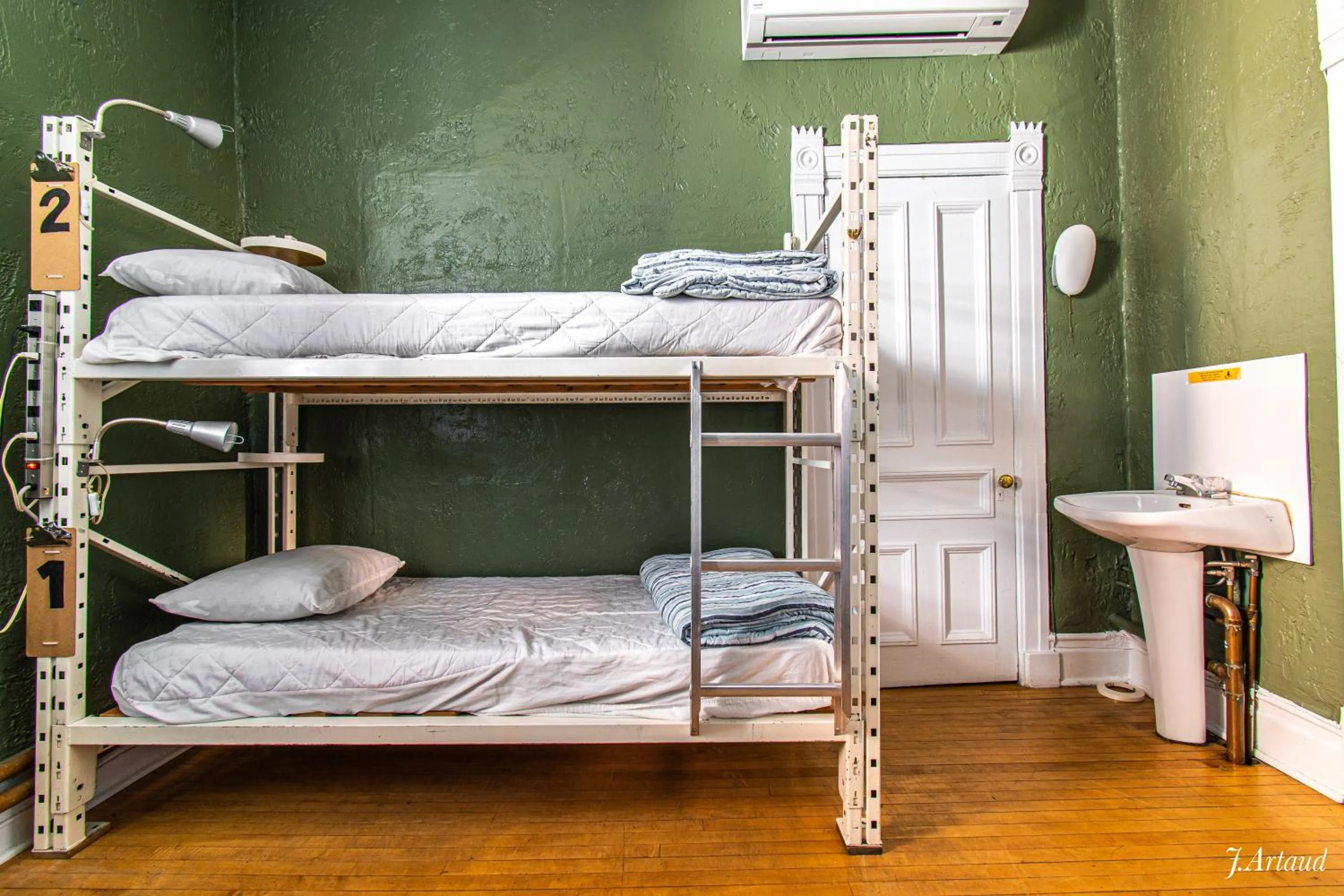 bunk bed, Bed in Auberge du Plateau