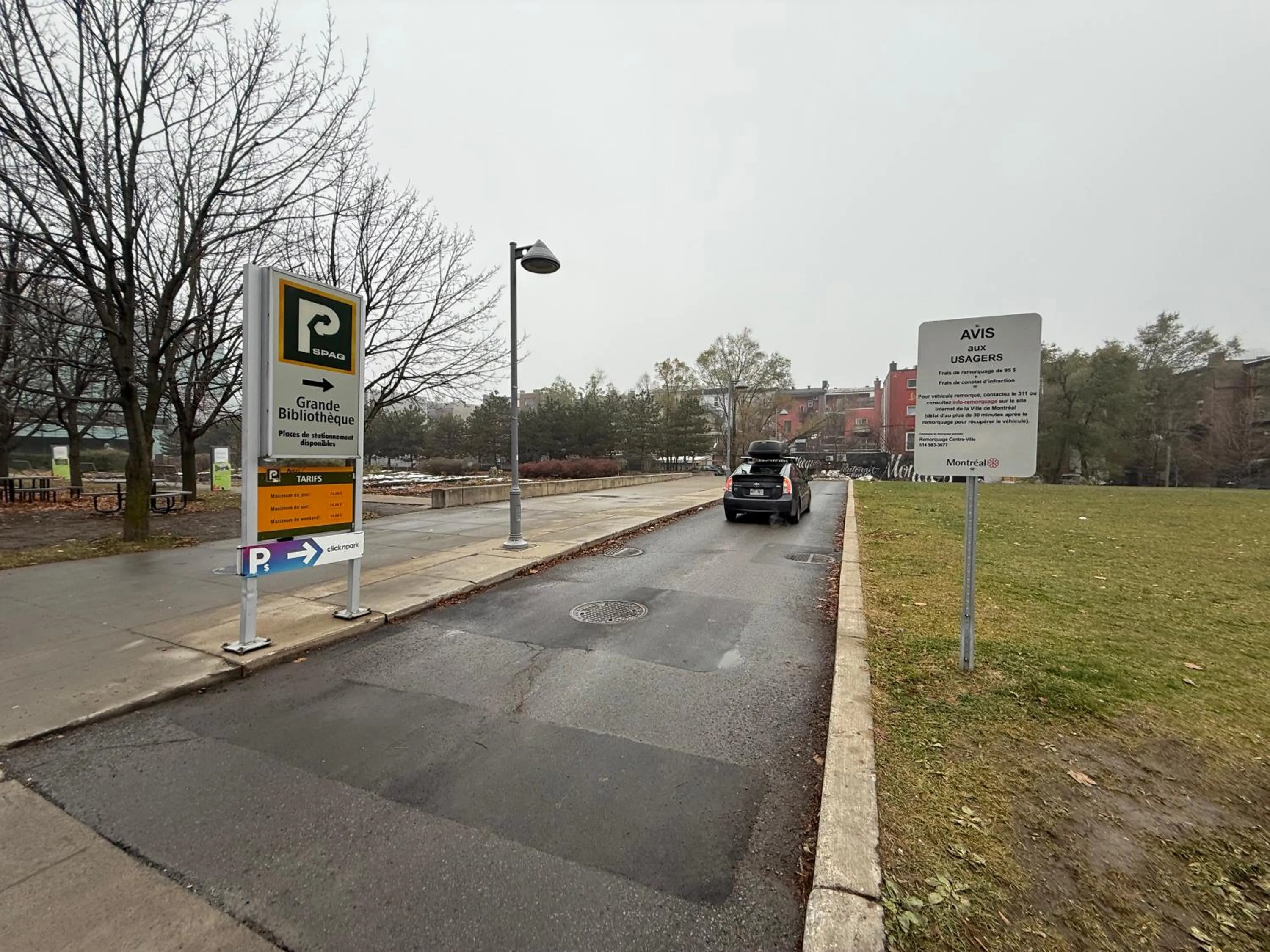 Parking in Auberge du Plateau