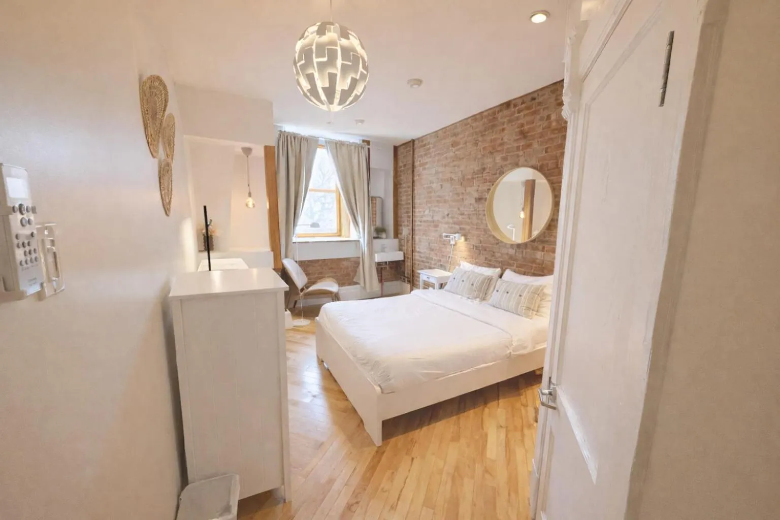 Photo of the whole room, Bed in Auberge du Plateau